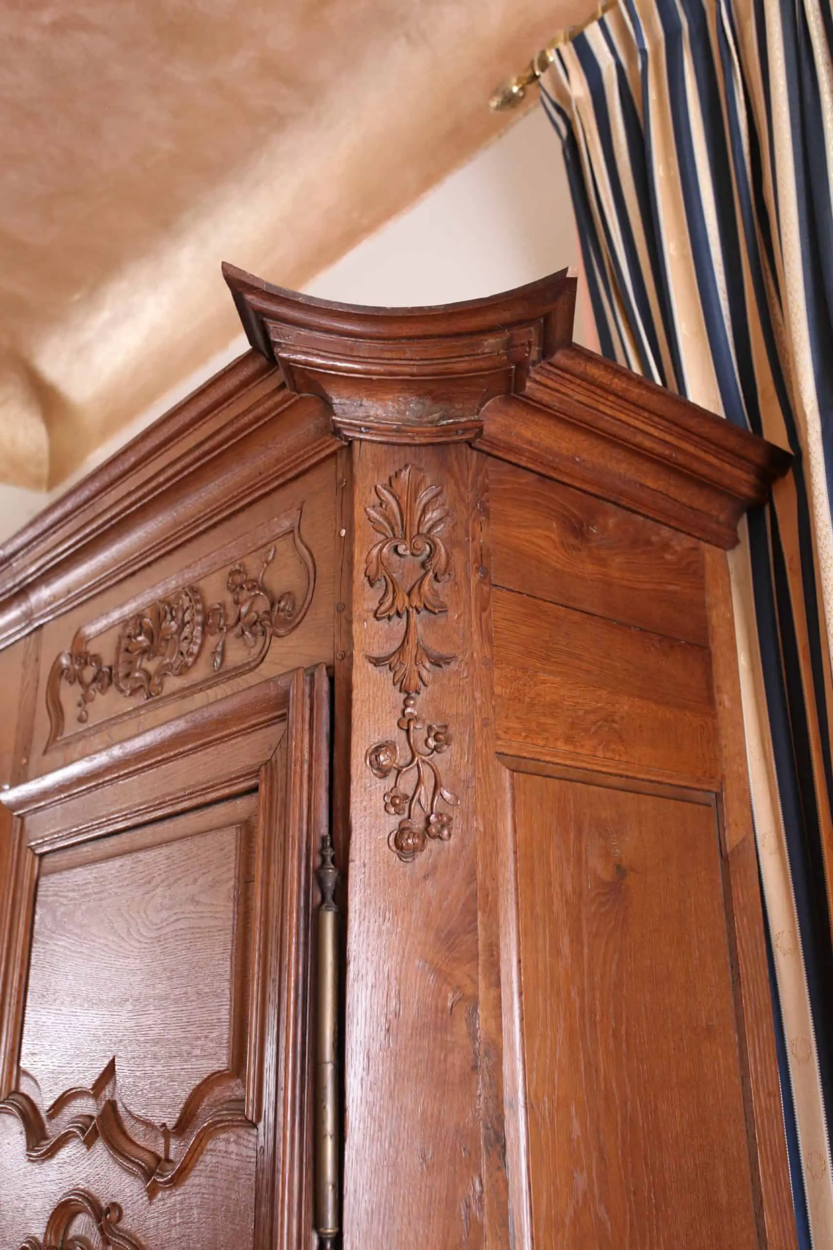 Velká barokní skříň zdobená řezbou cca 1770