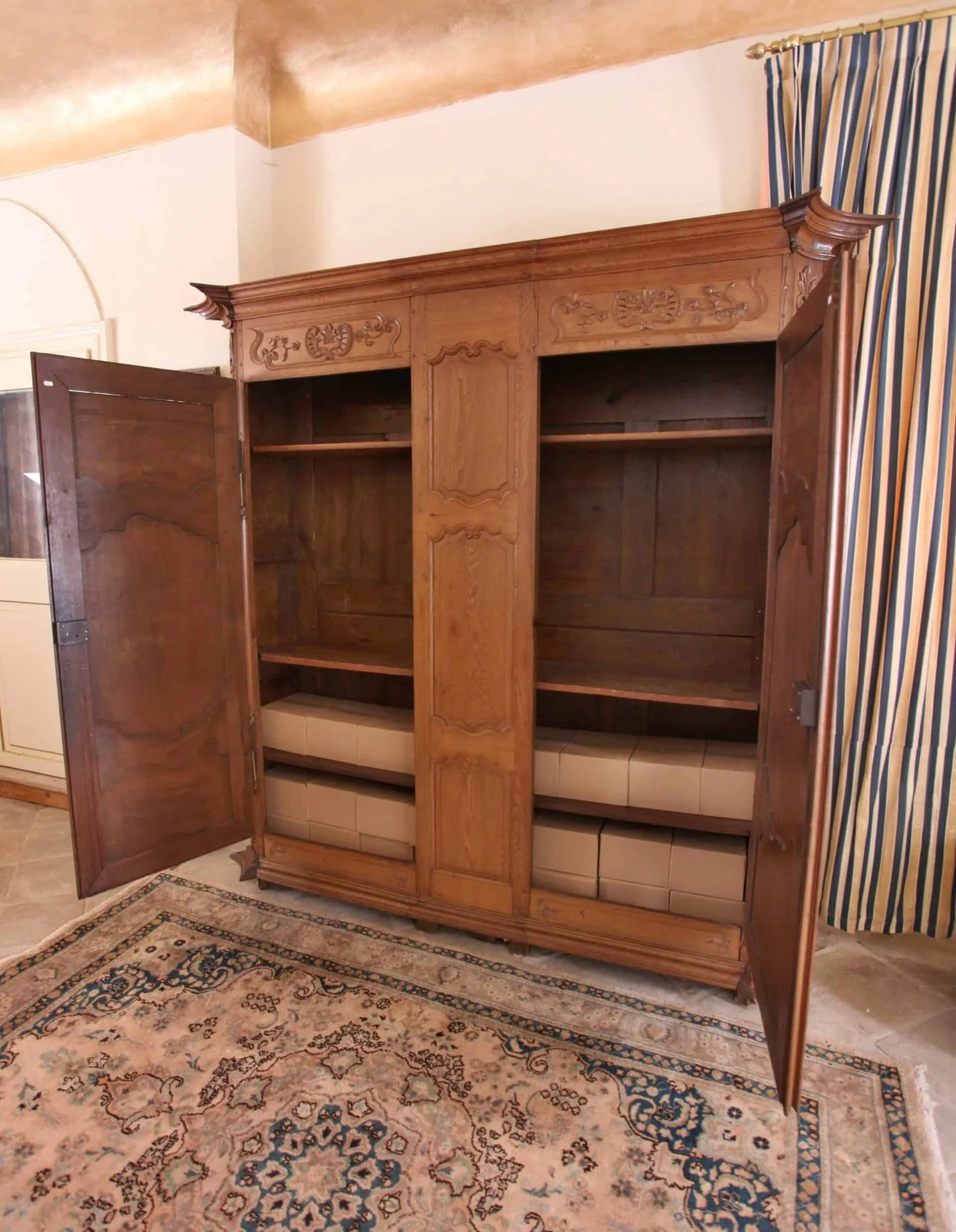 Velká barokní skříň zdobená řezbou cca 1770