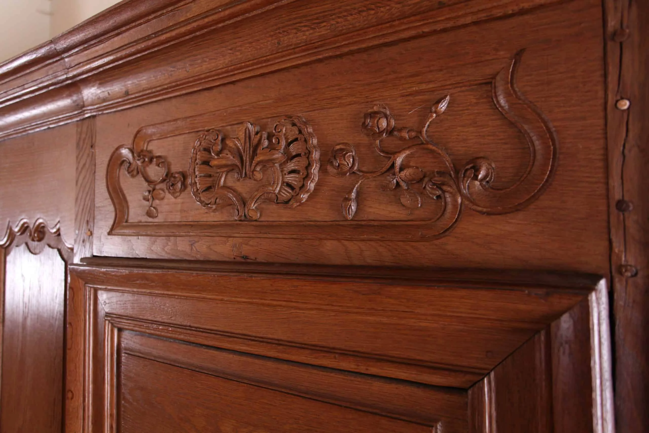 Velká barokní skříň zdobená řezbou cca 1770