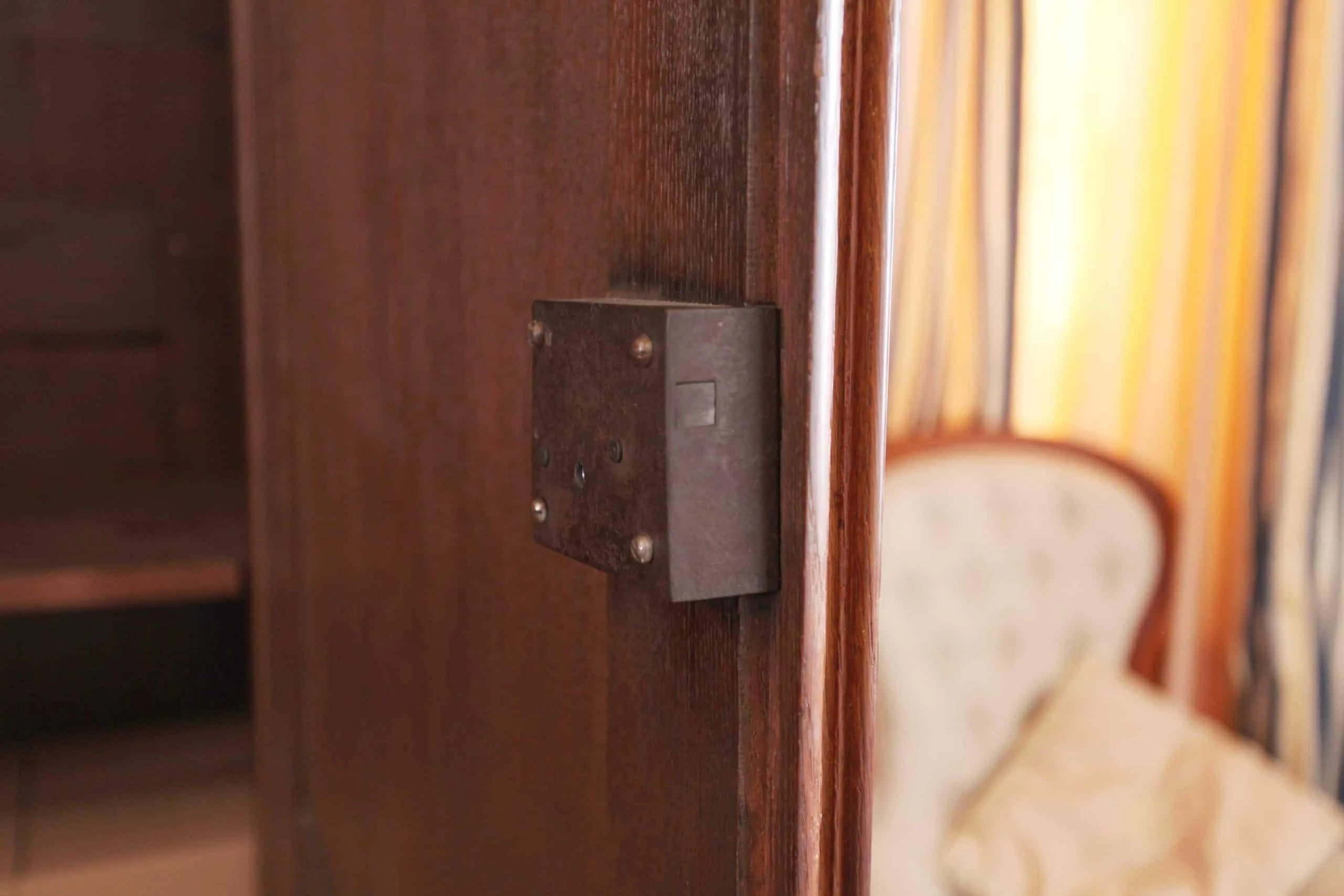 Velká barokní skříň zdobená řezbou cca 1770