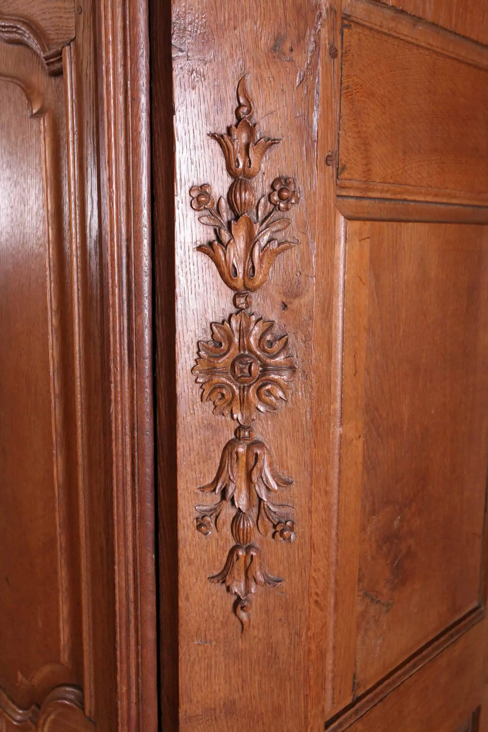 Velká barokní skříň zdobená řezbou cca 1770