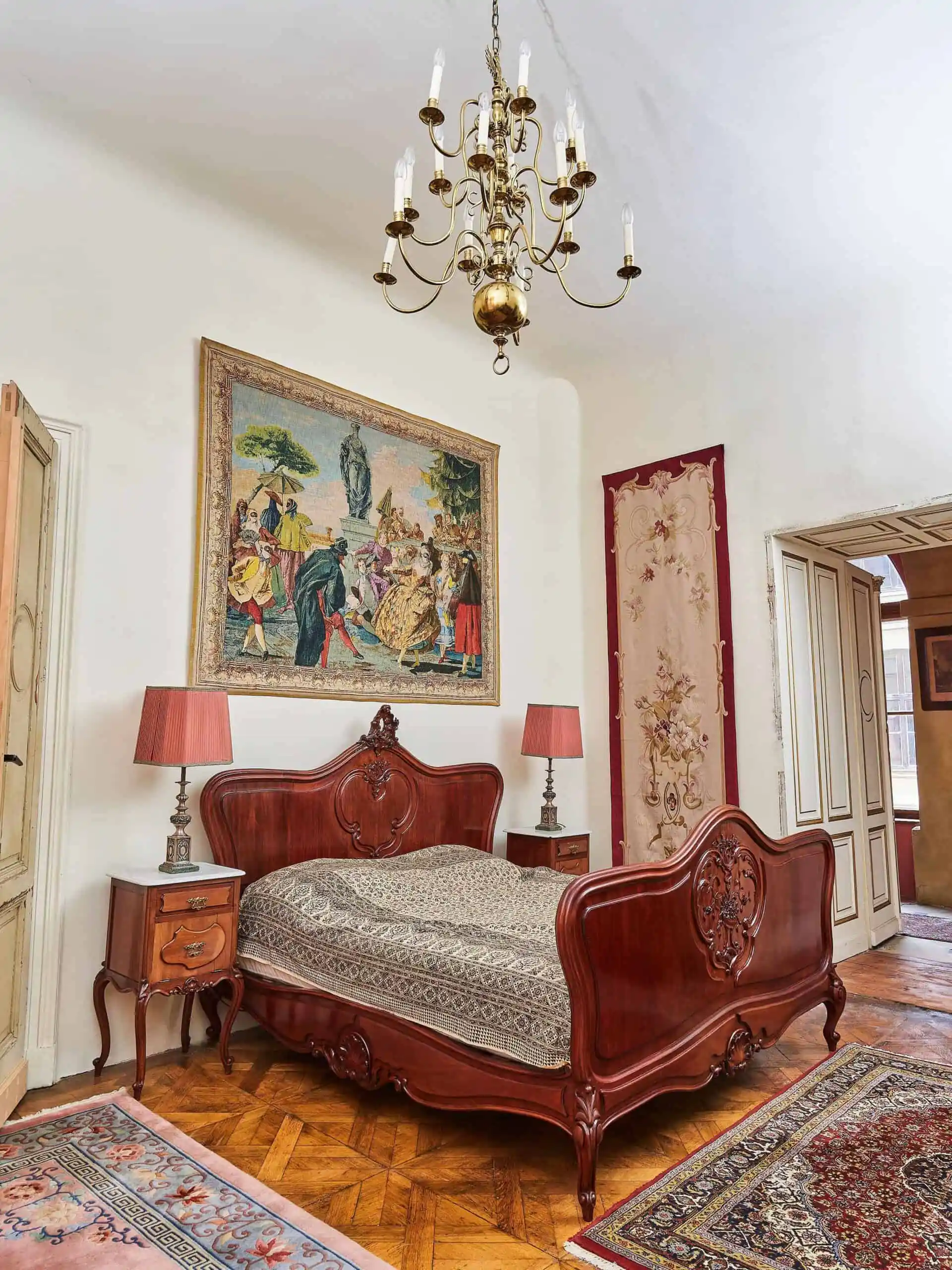 Bohatě vyřezávaná zámecká ložnice s velkou postelí