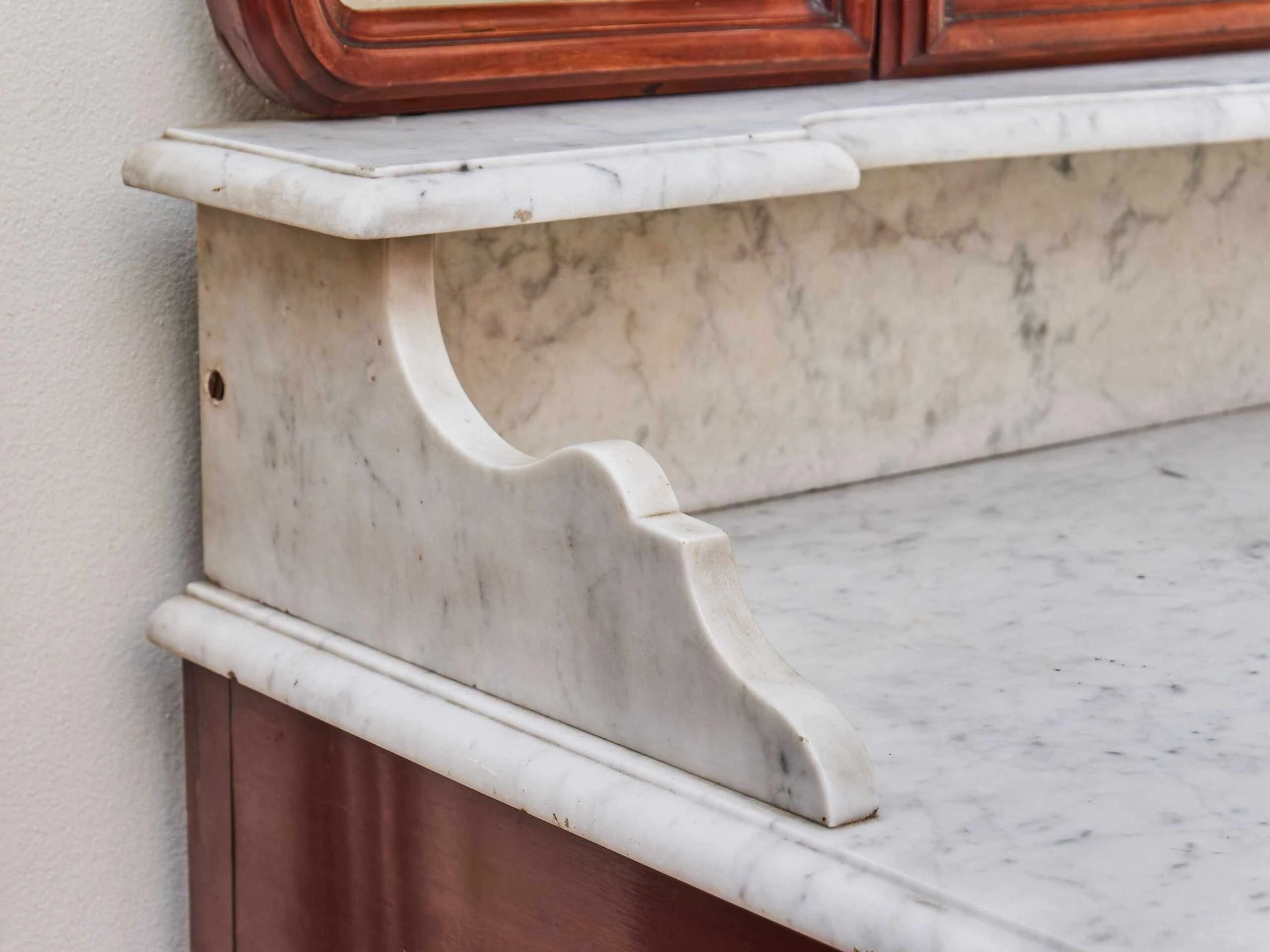 Bohatě vyřezávaná zámecká ložnice s velkou postelí