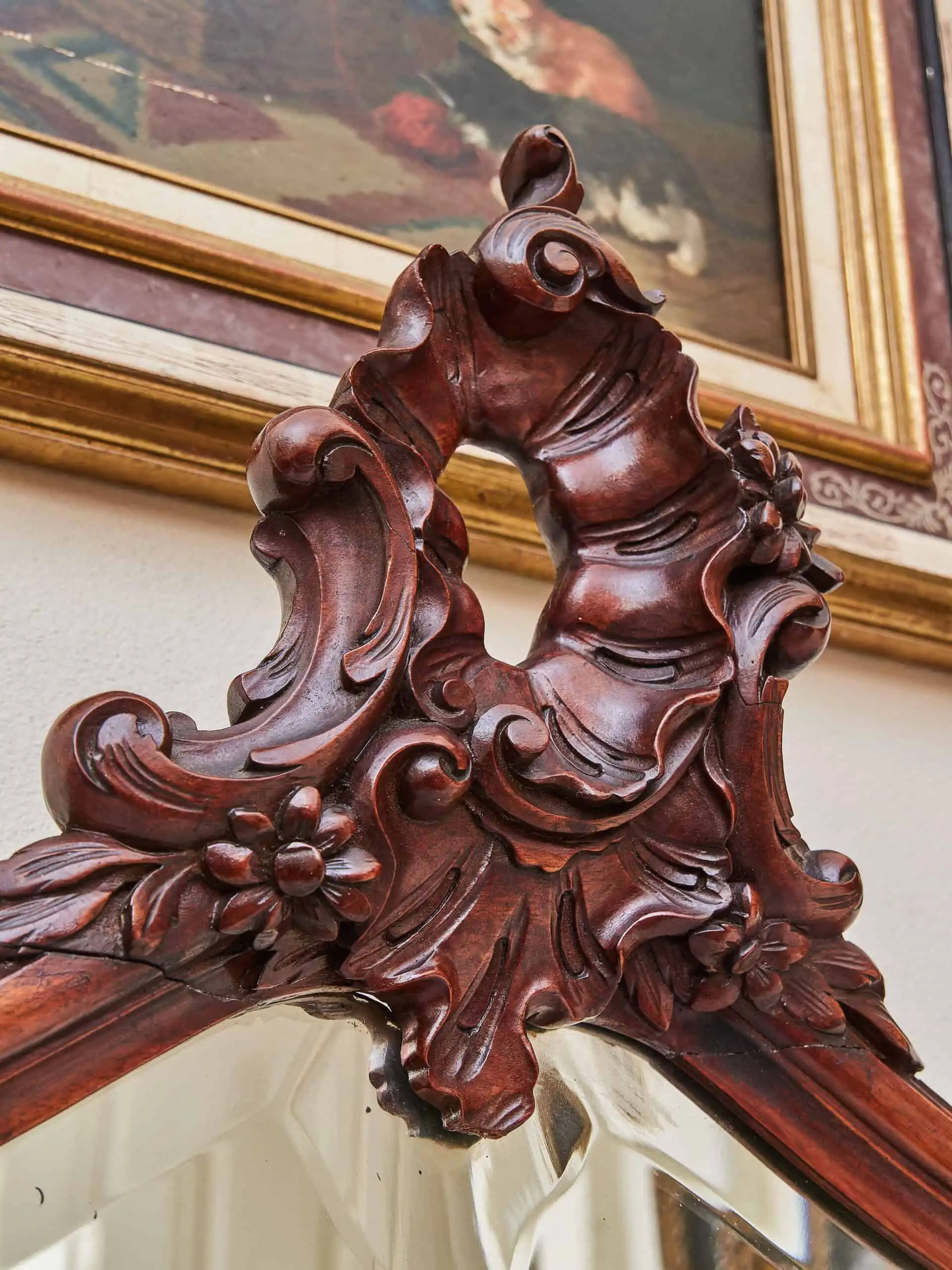 Bohatě vyřezávaná zámecká ložnice s velkou postelí