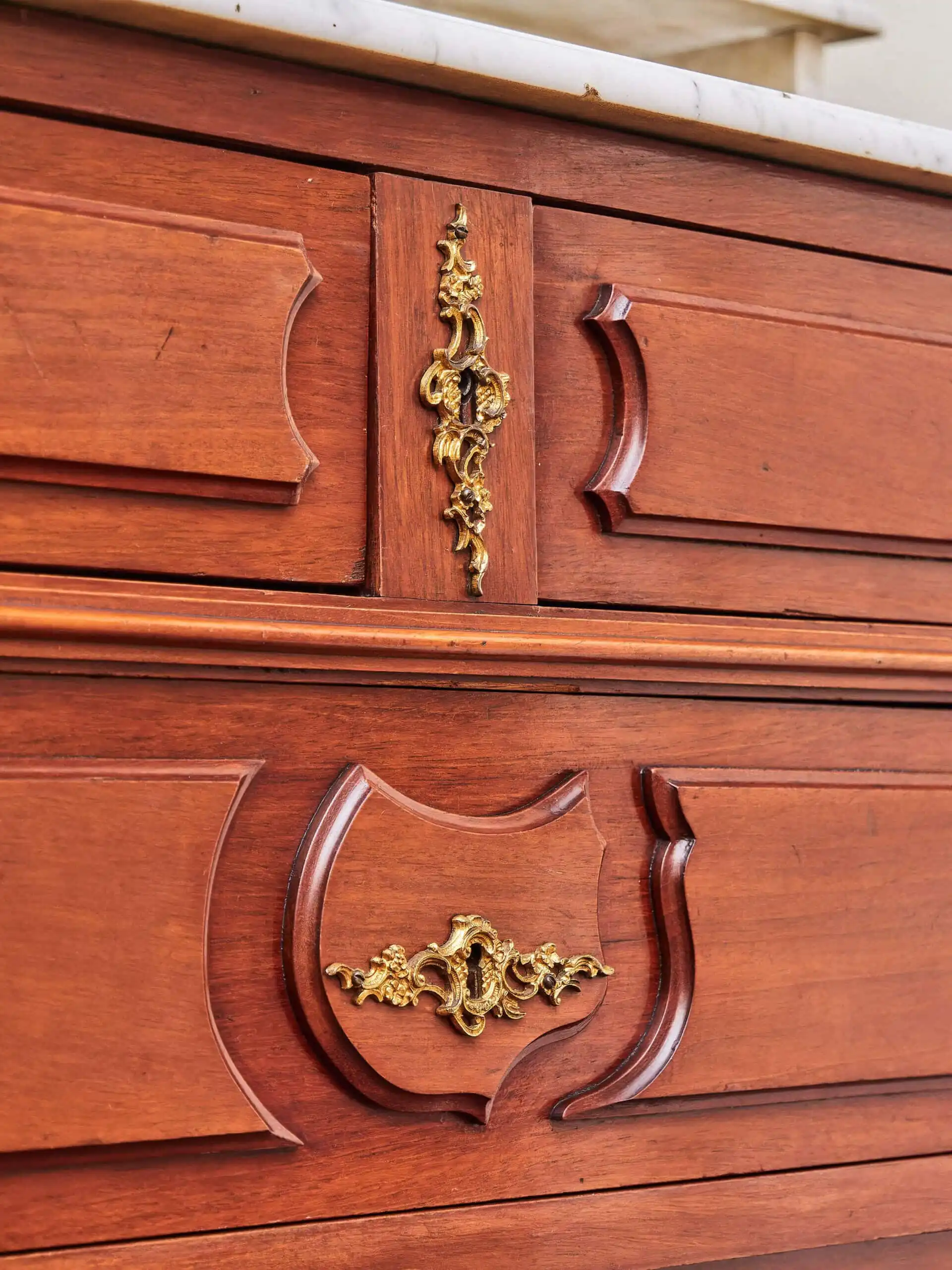 Bohatě vyřezávaná zámecká ložnice s velkou postelí