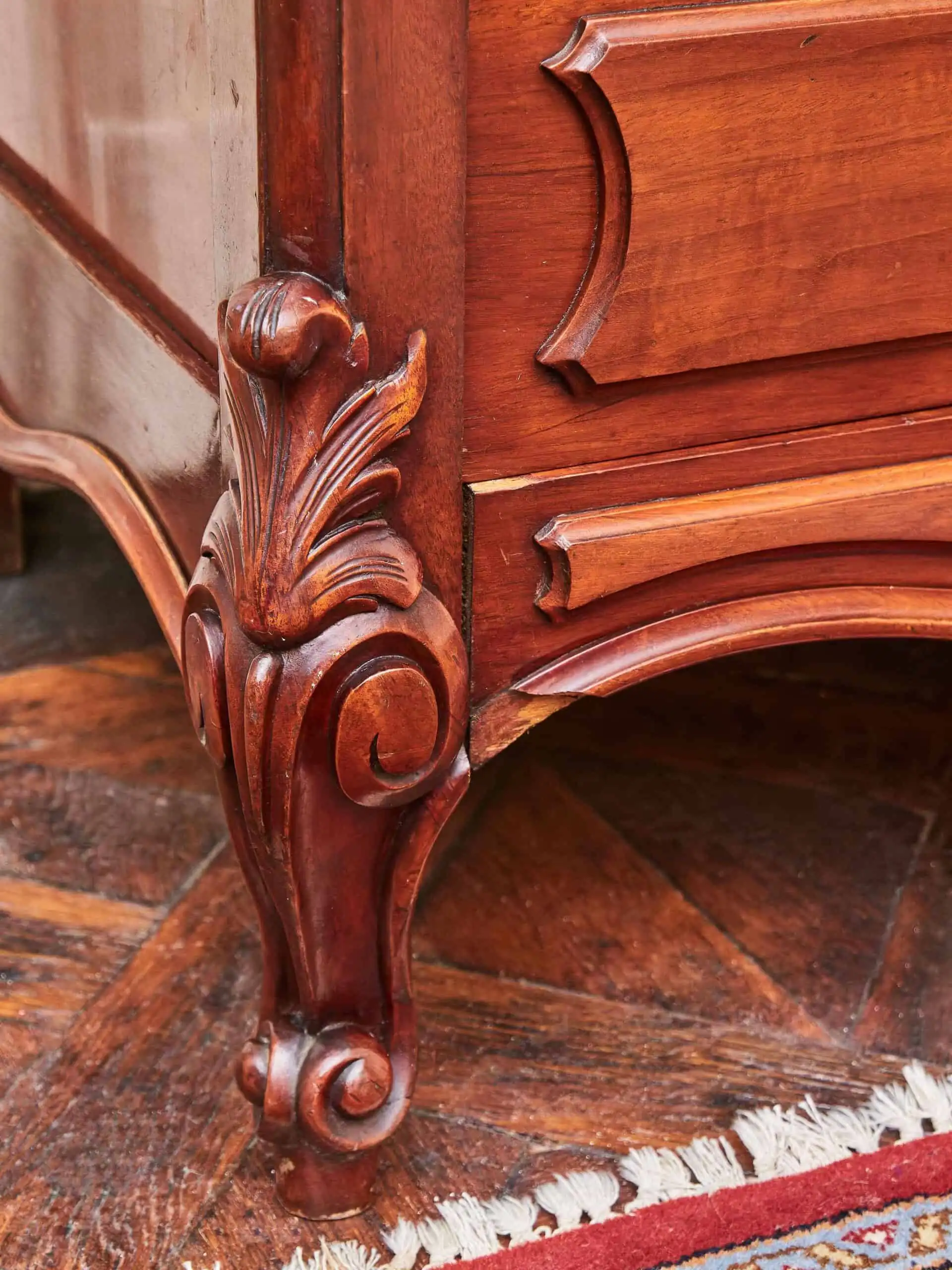 Bohatě vyřezávaná zámecká ložnice s velkou postelí