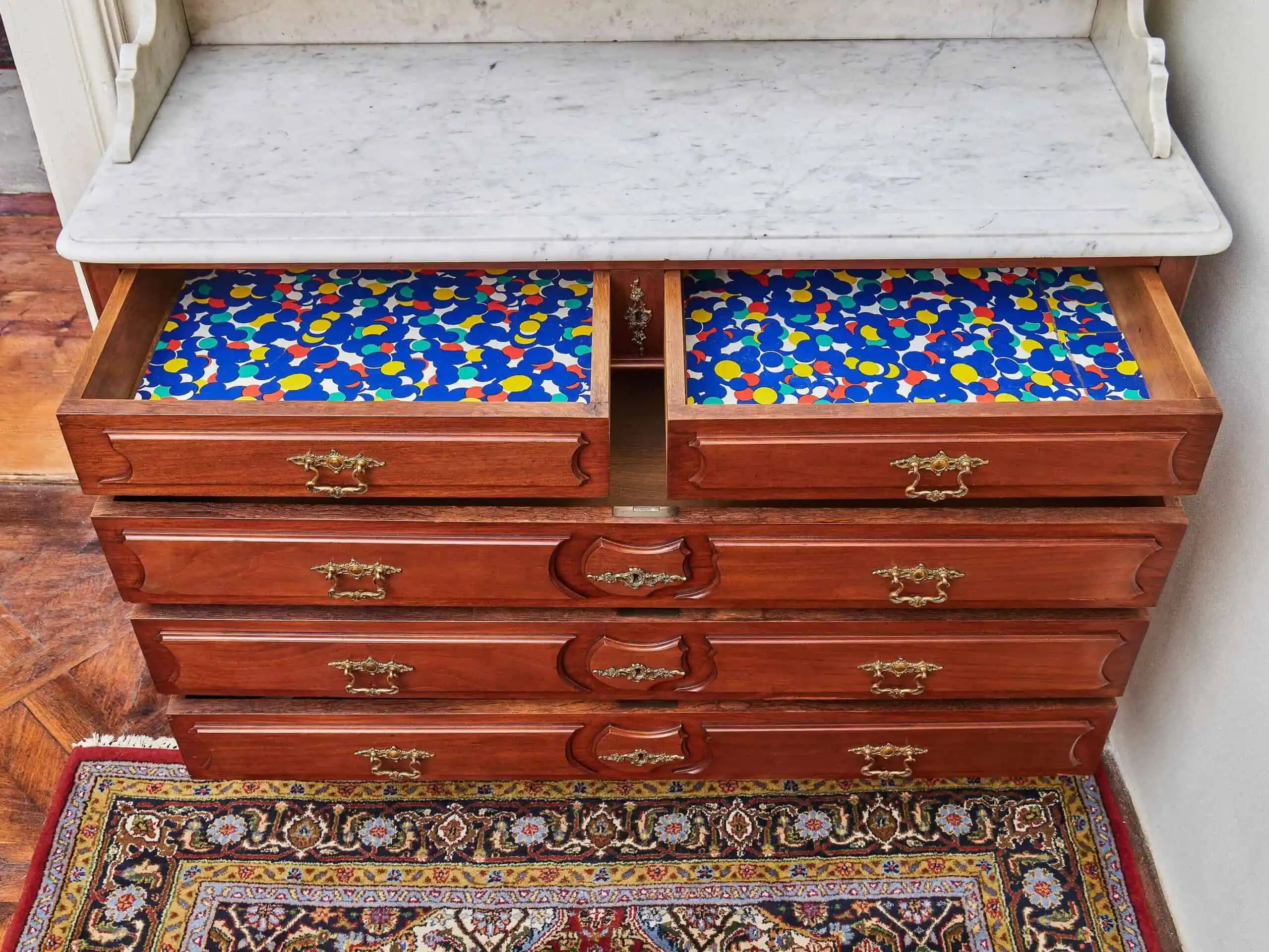 Bohatě vyřezávaná zámecká ložnice s velkou postelí