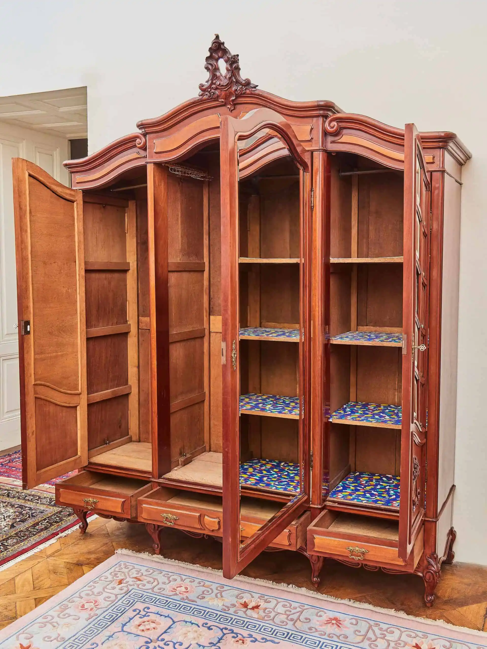 Bohatě vyřezávaná zámecká ložnice s velkou postelí