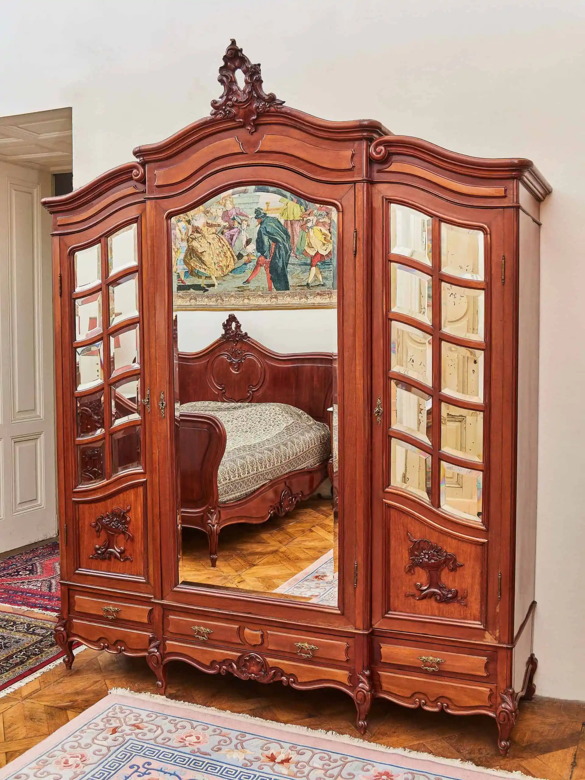 Bohatě vyřezávaná zámecká ložnice s velkou postelí