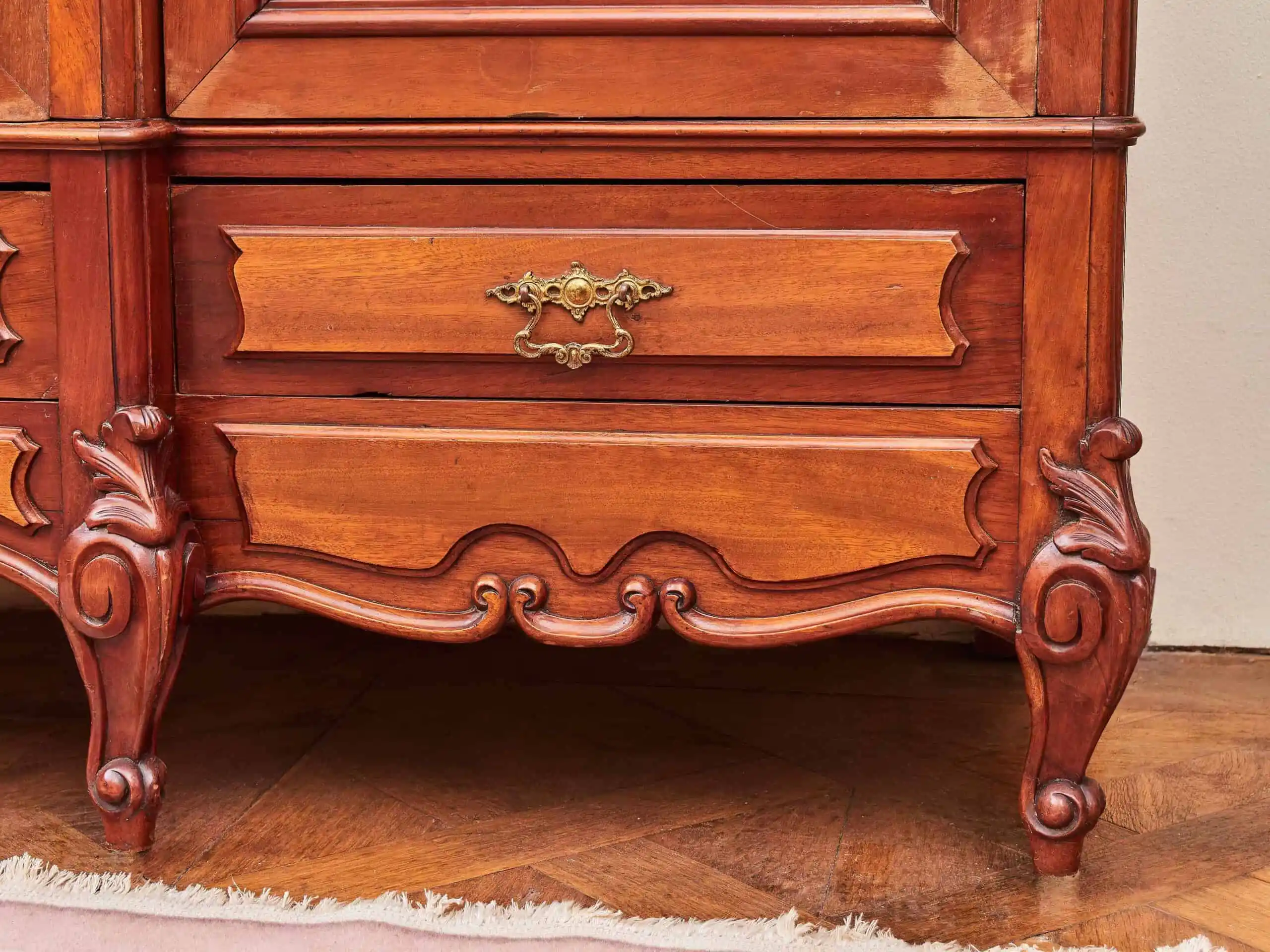 Bohatě vyřezávaná zámecká ložnice s velkou postelí