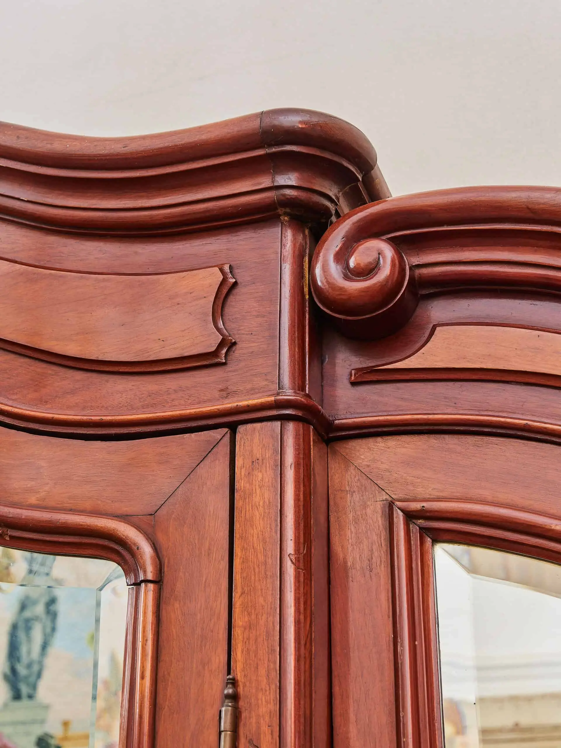 Bohatě vyřezávaná zámecká ložnice s velkou postelí