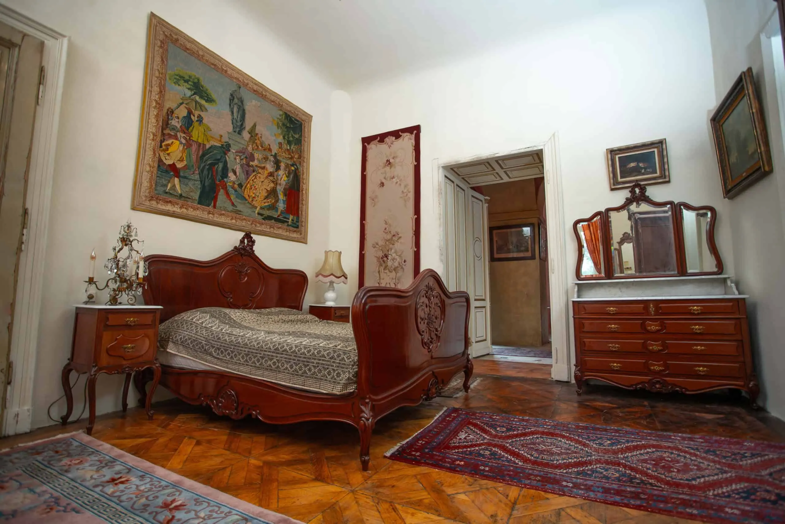 Bohatě vyřezávaná zámecká ložnice s velkou postelí