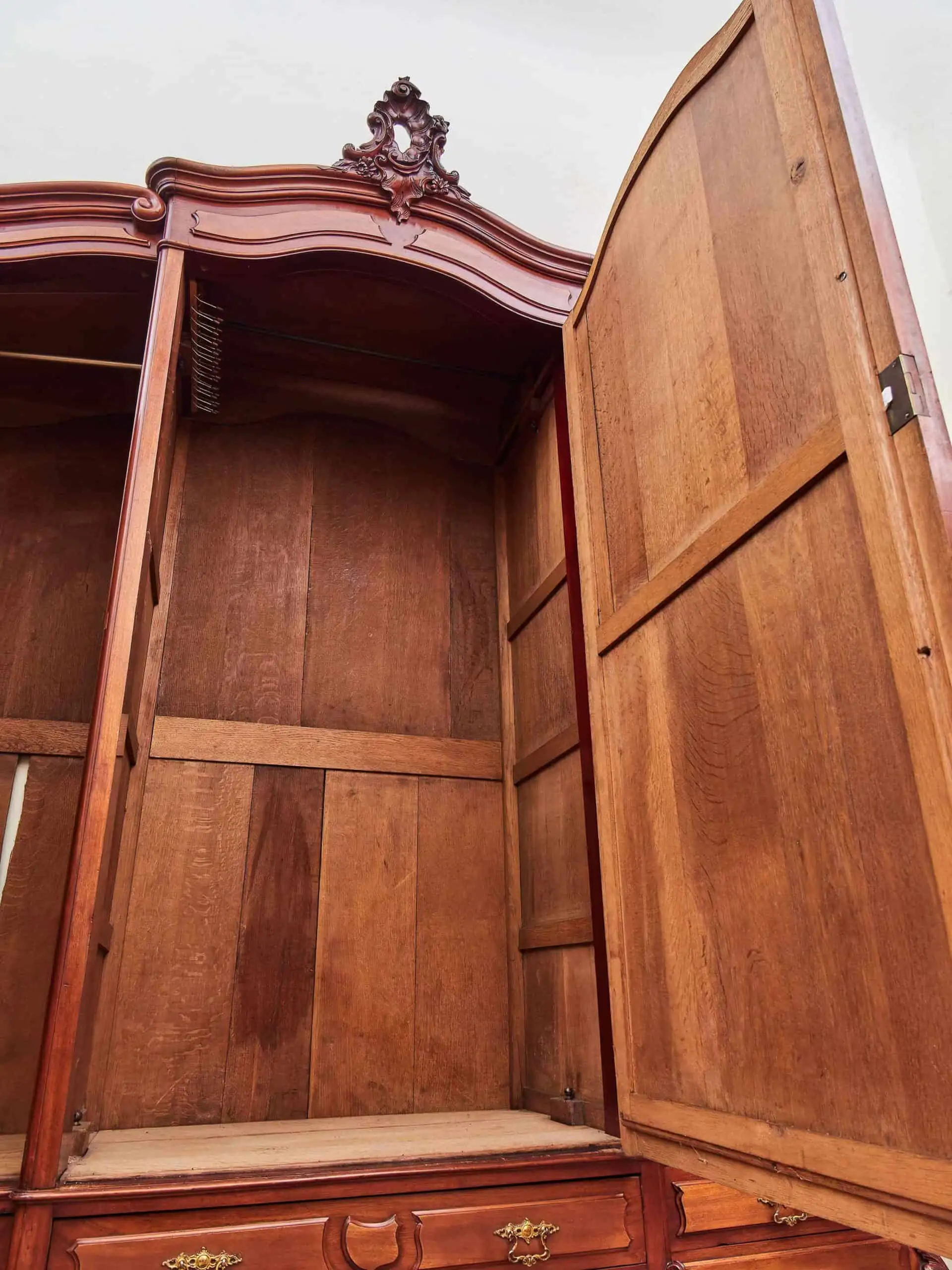 Bohatě vyřezávaná zámecká ložnice s velkou postelí