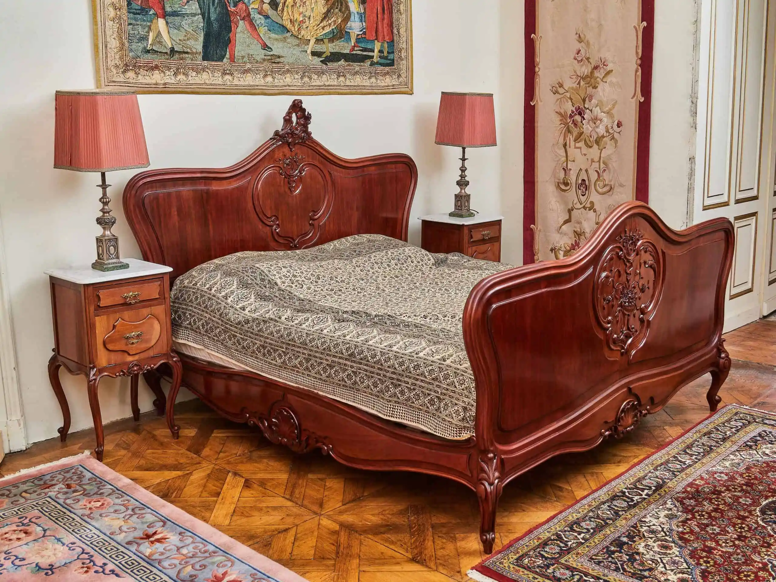Bohatě vyřezávaná zámecká ložnice s velkou postelí