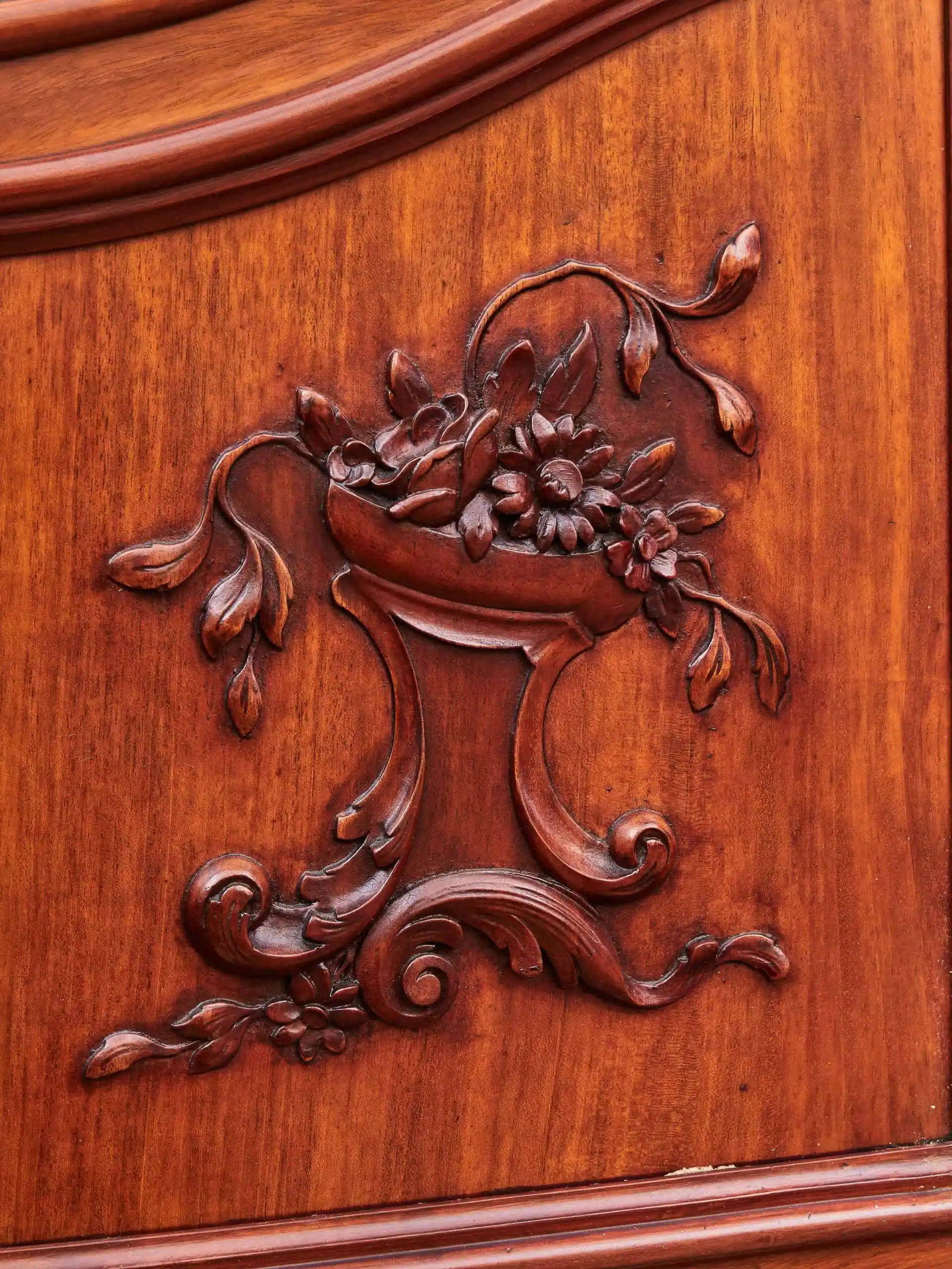 Bohatě vyřezávaná zámecká ložnice s velkou postelí