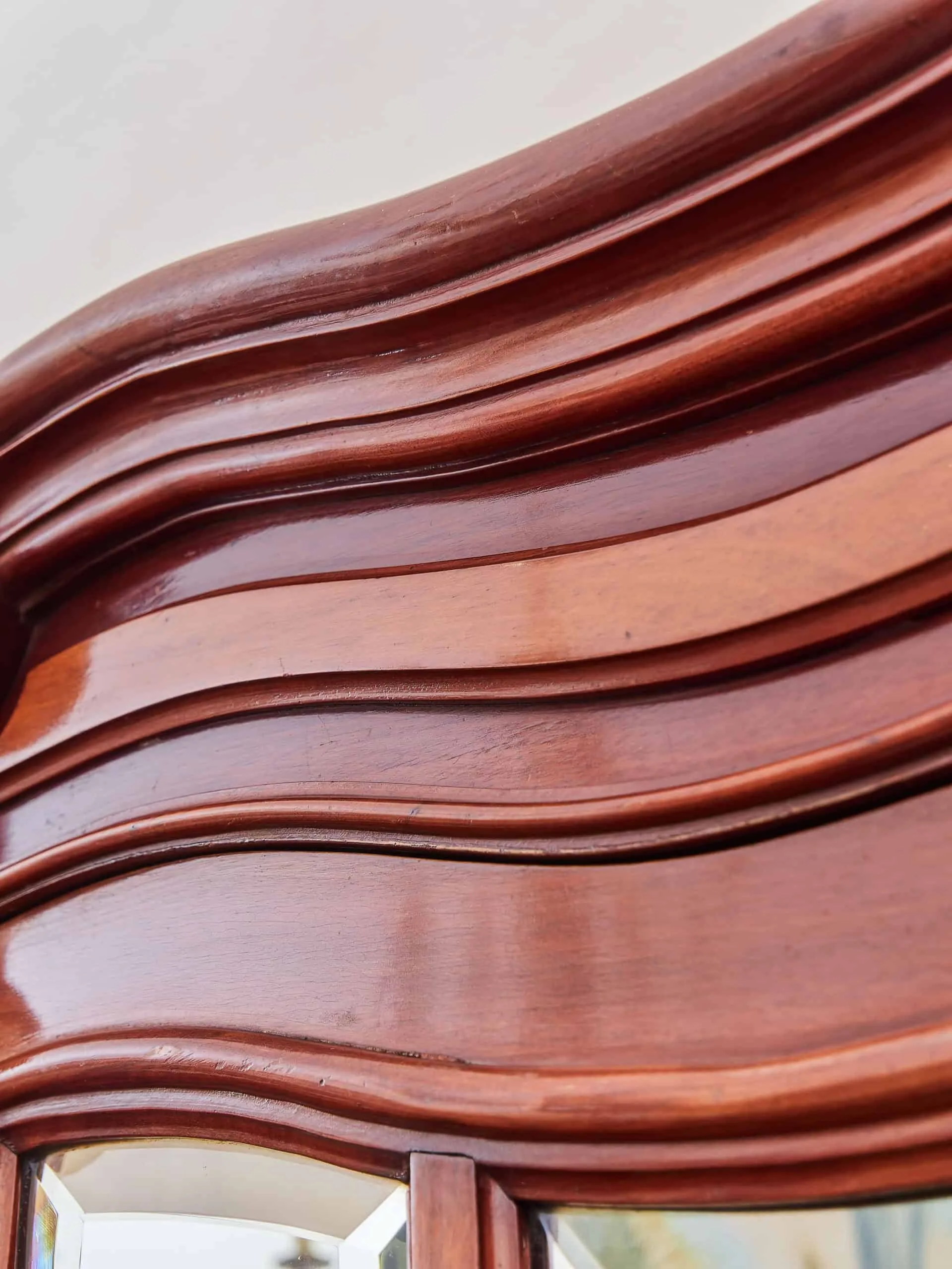 Bohatě vyřezávaná zámecká ložnice s velkou postelí