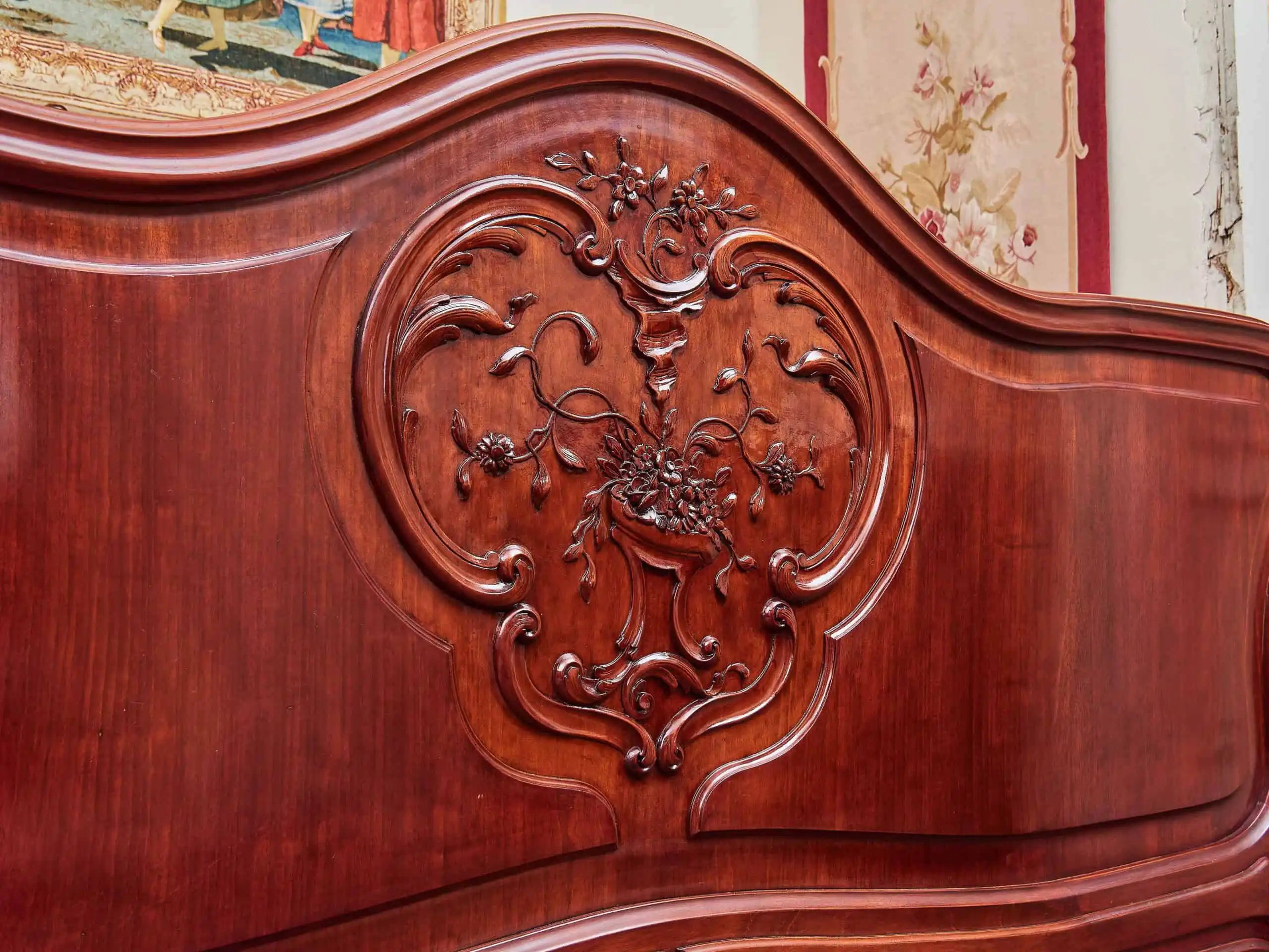 Bohatě vyřezávaná zámecká ložnice s velkou postelí