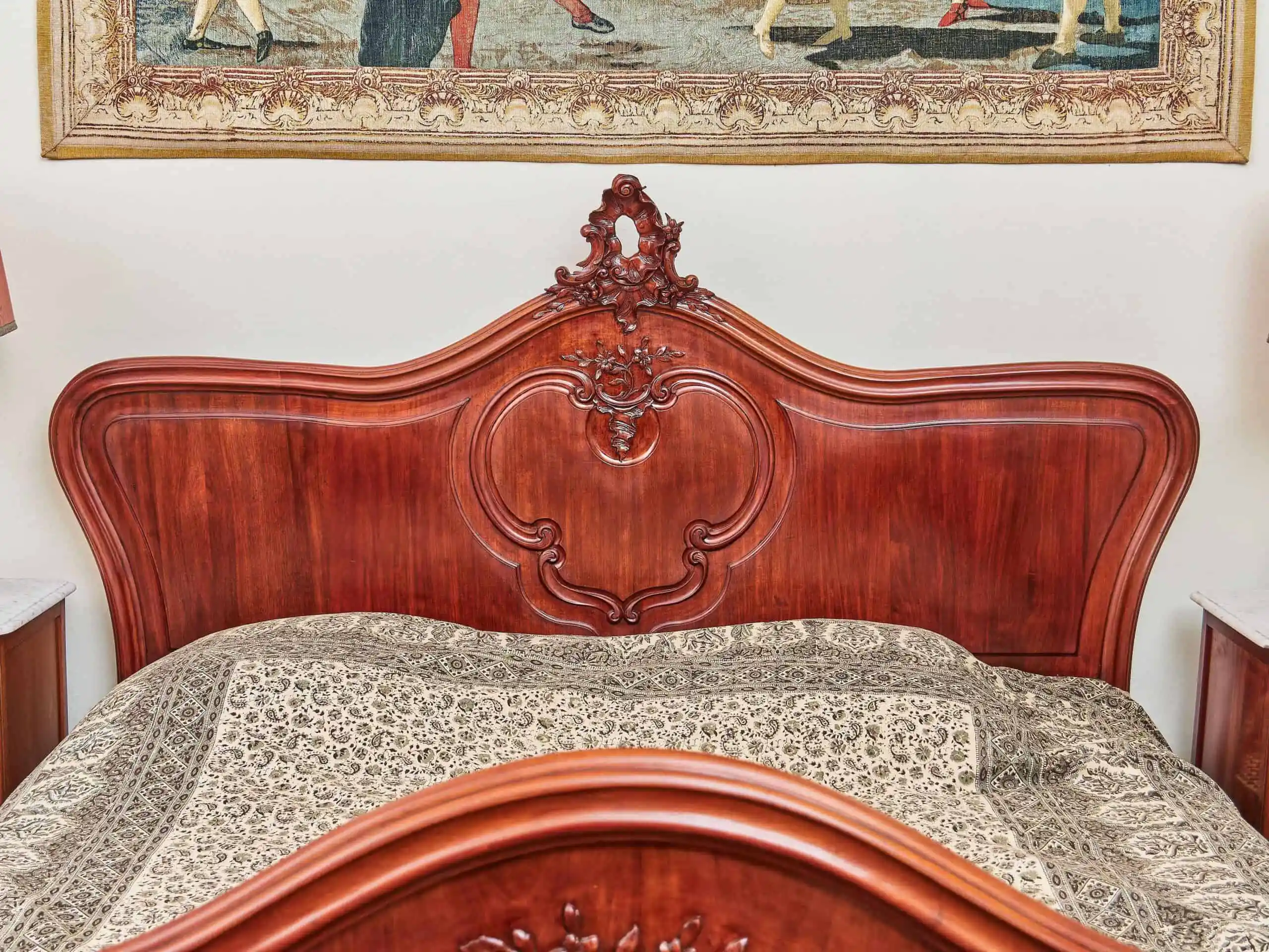 Bohatě vyřezávaná zámecká ložnice s velkou postelí