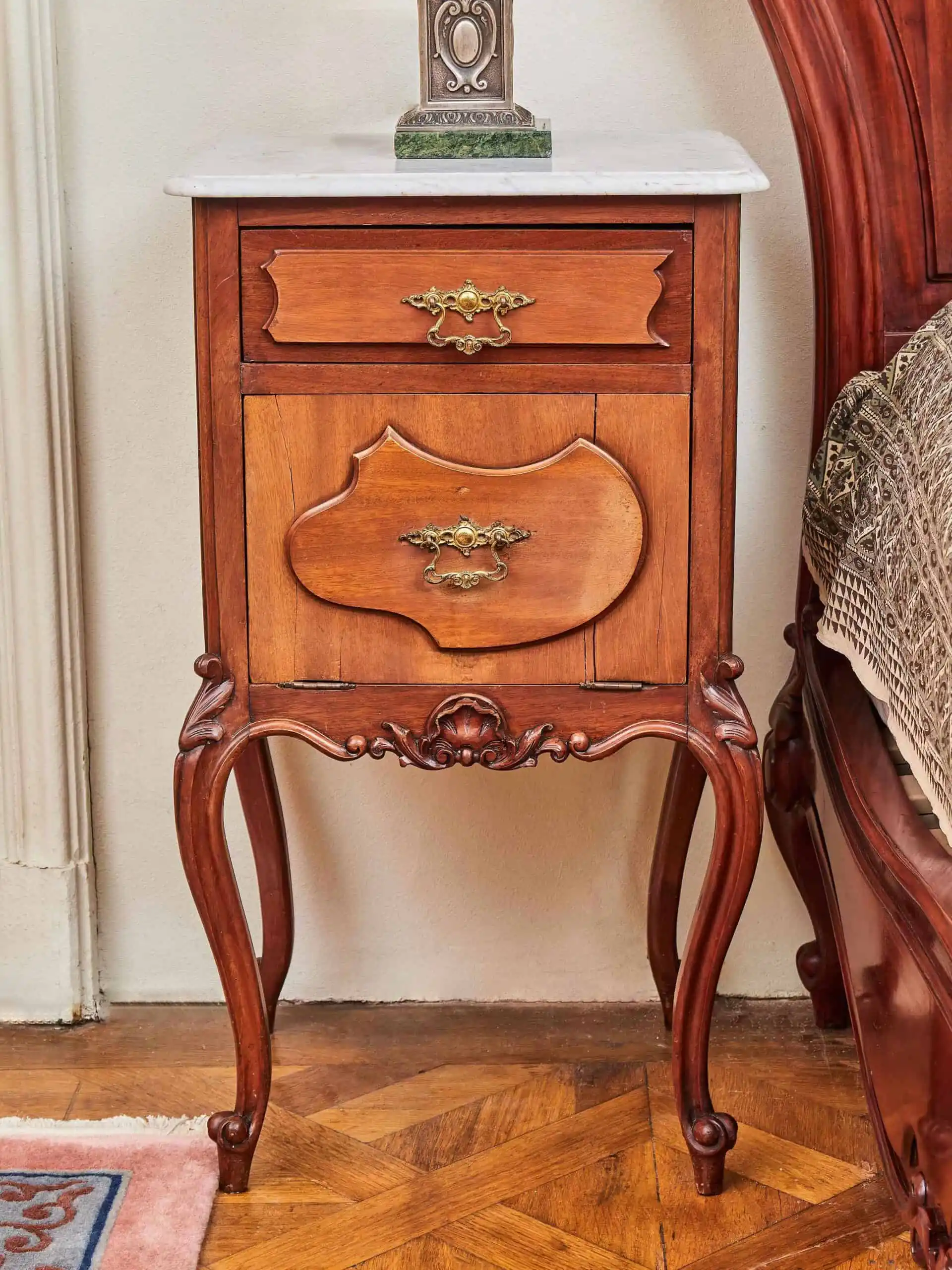 Bohatě vyřezávaná zámecká ložnice s velkou postelí