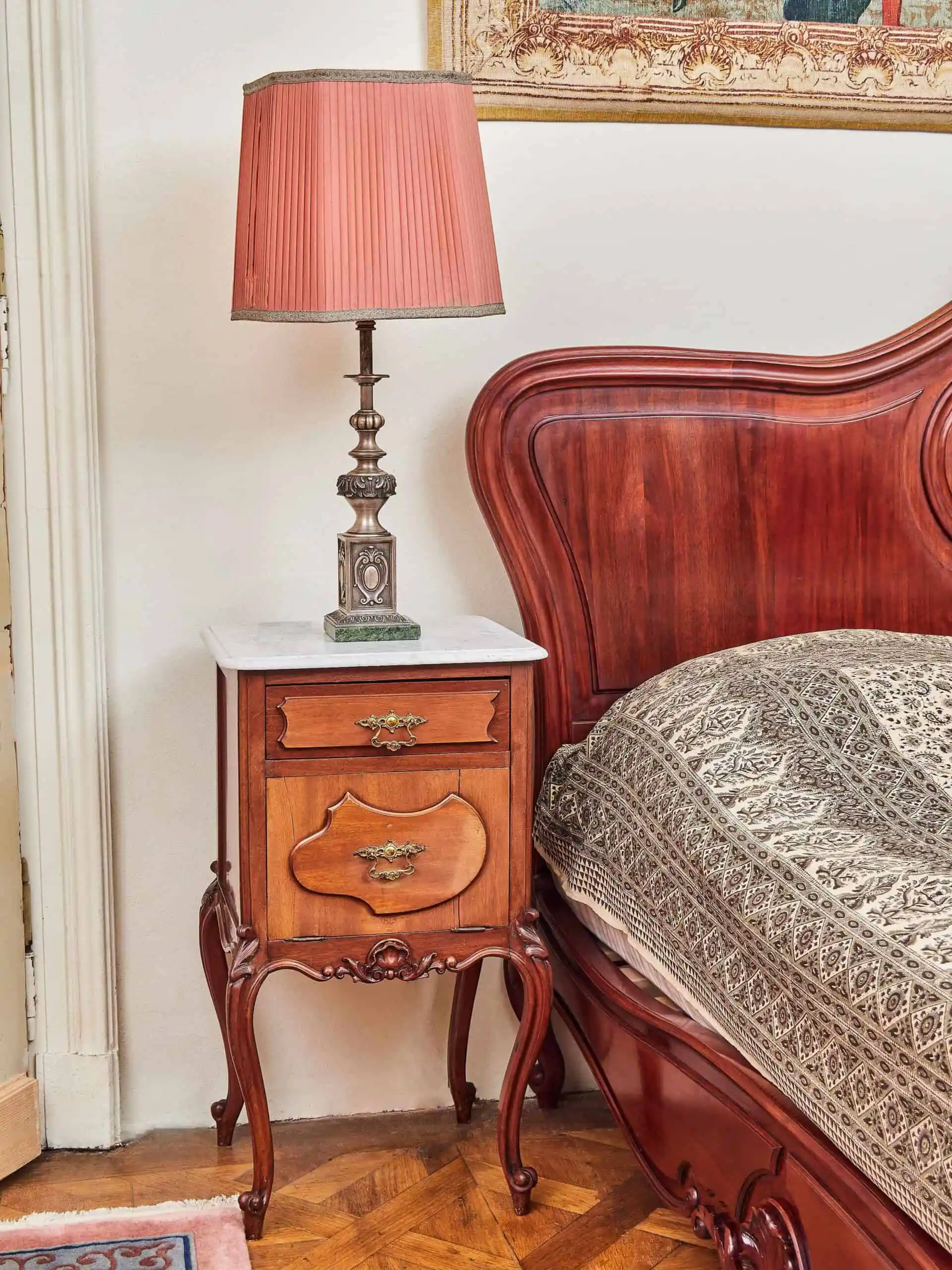 Bohatě vyřezávaná zámecká ložnice s velkou postelí