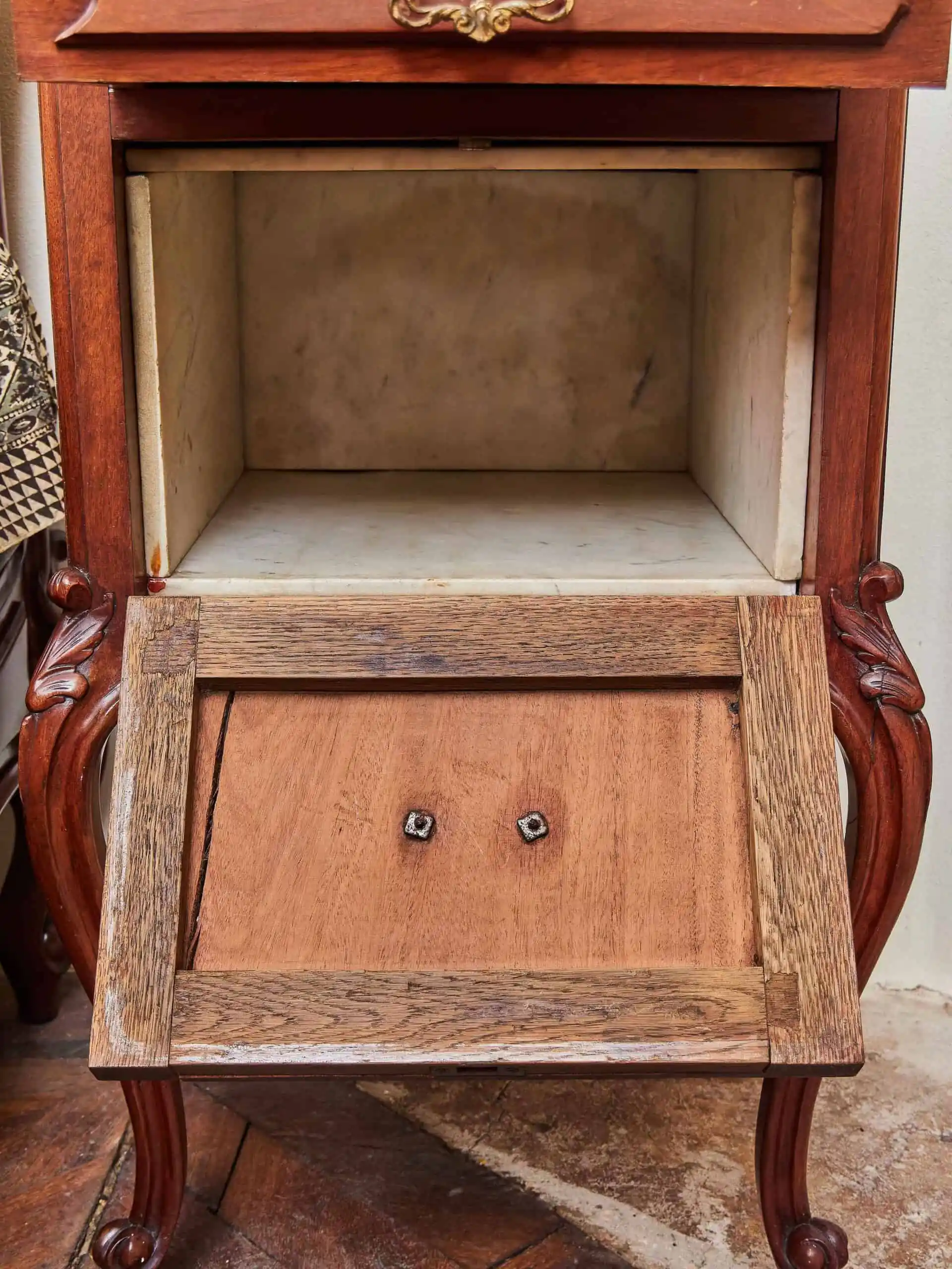 Bohatě vyřezávaná zámecká ložnice s velkou postelí