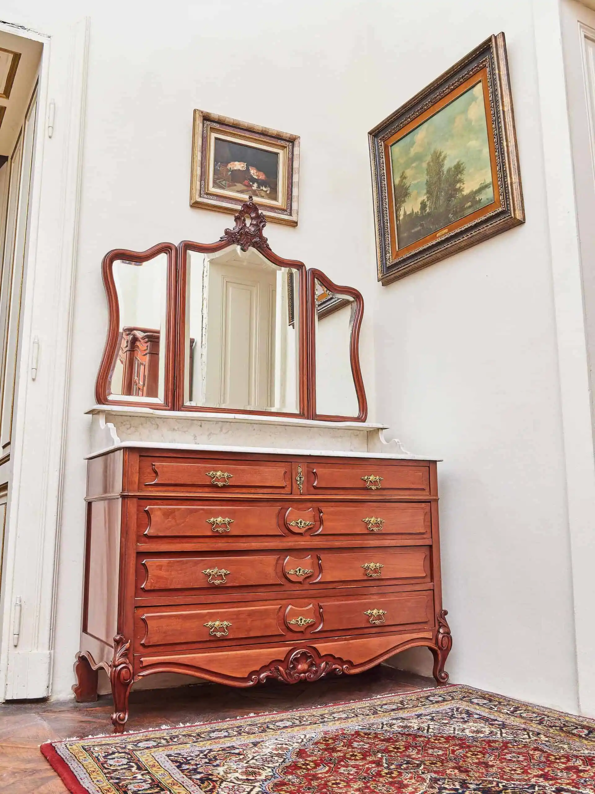 Bohatě vyřezávaná zámecká ložnice s velkou postelí