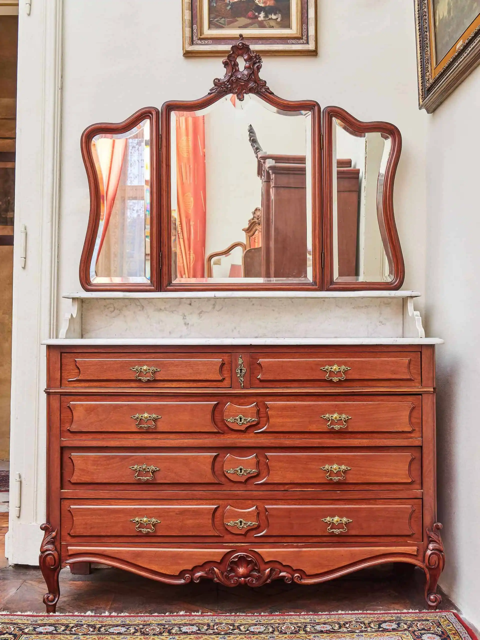 Bohatě vyřezávaná zámecká ložnice s velkou postelí