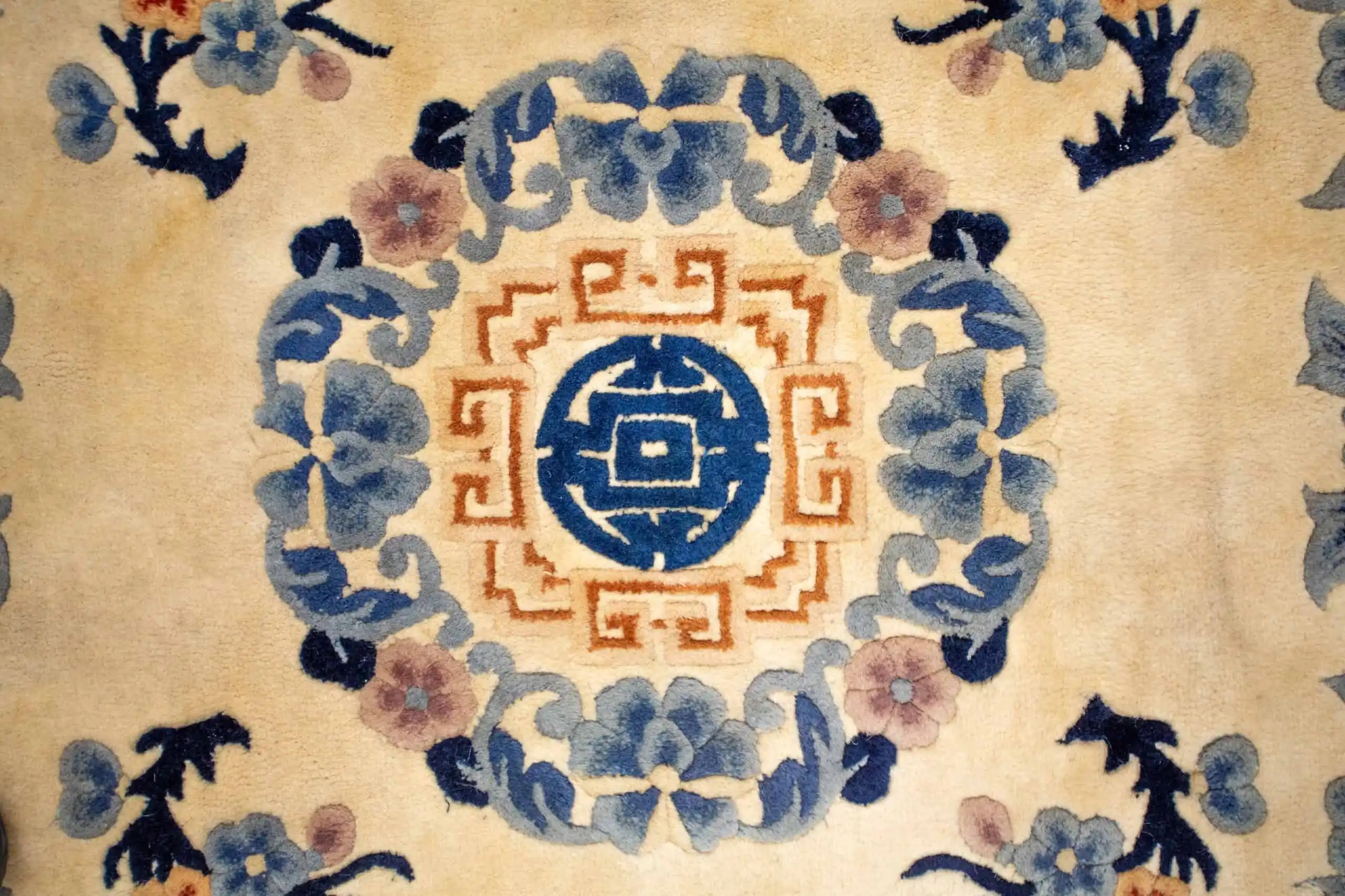 Sběratelský čínský koberec z období Art Deco