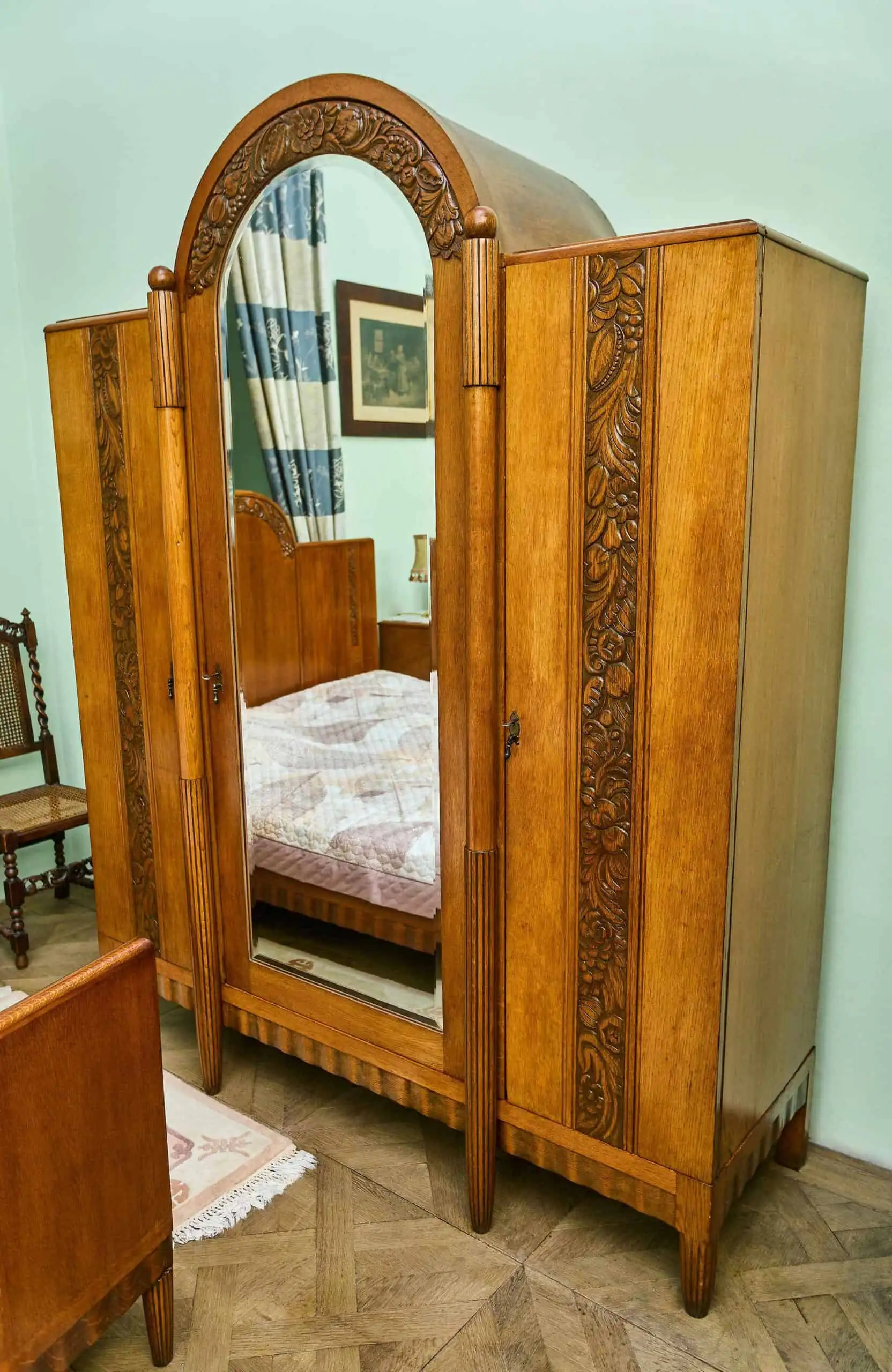 Zrestaurovaná starožitná ložnice Art Deco s velkou postelí