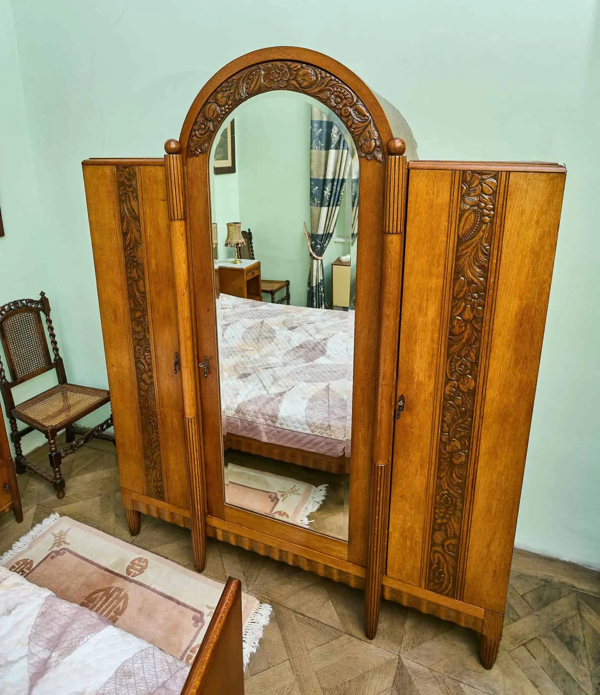 Zrestaurovaná starožitná ložnice Art Deco s velkou postelí