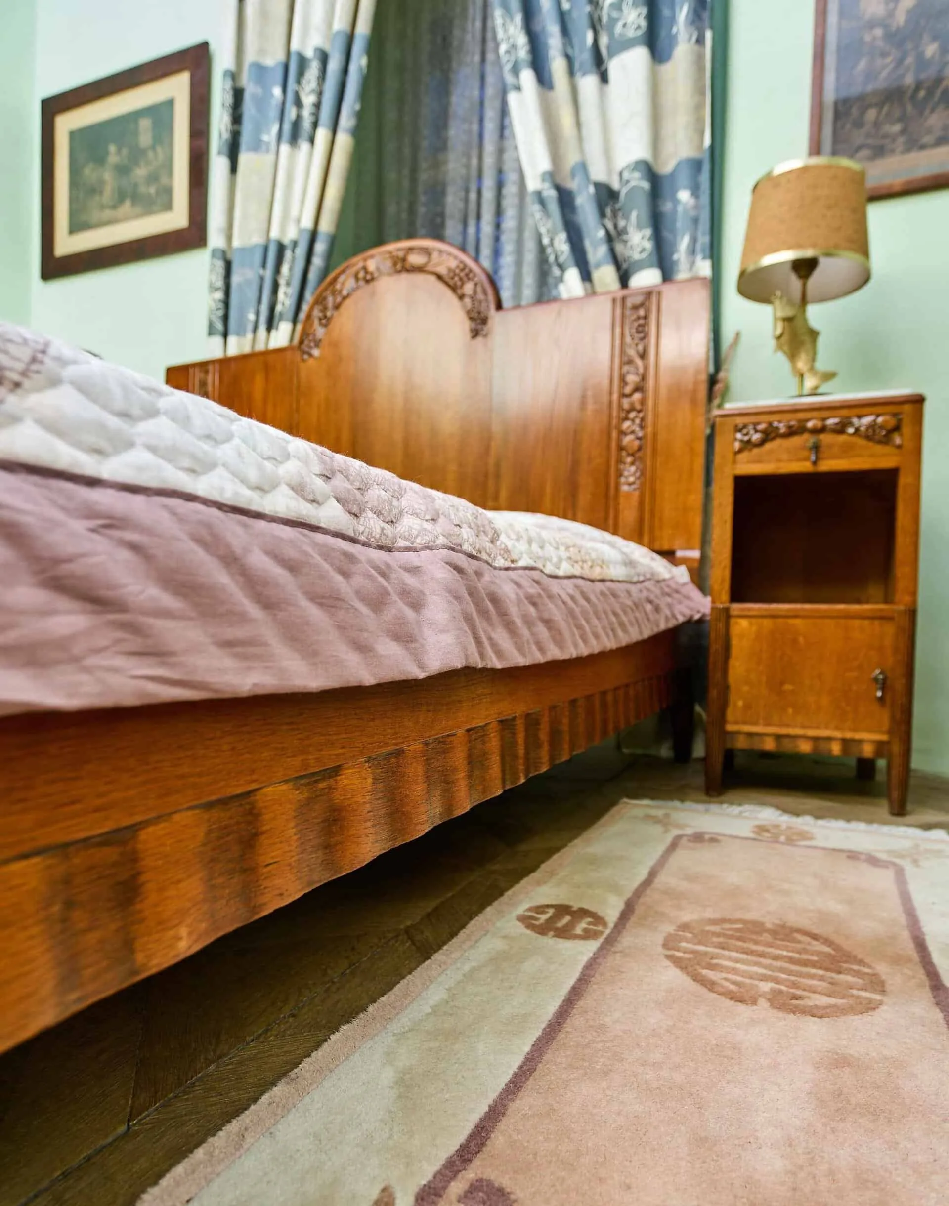 Zrestaurovaná starožitná ložnice Art Deco s velkou postelí