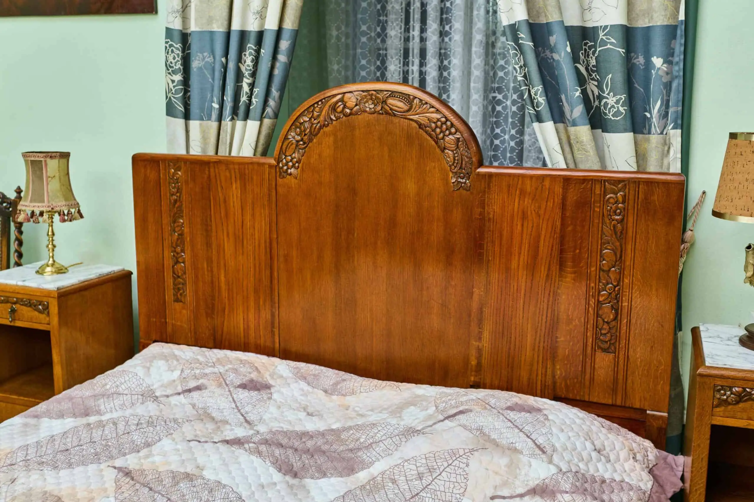 Zrestaurovaná starožitná ložnice Art Deco s velkou postelí