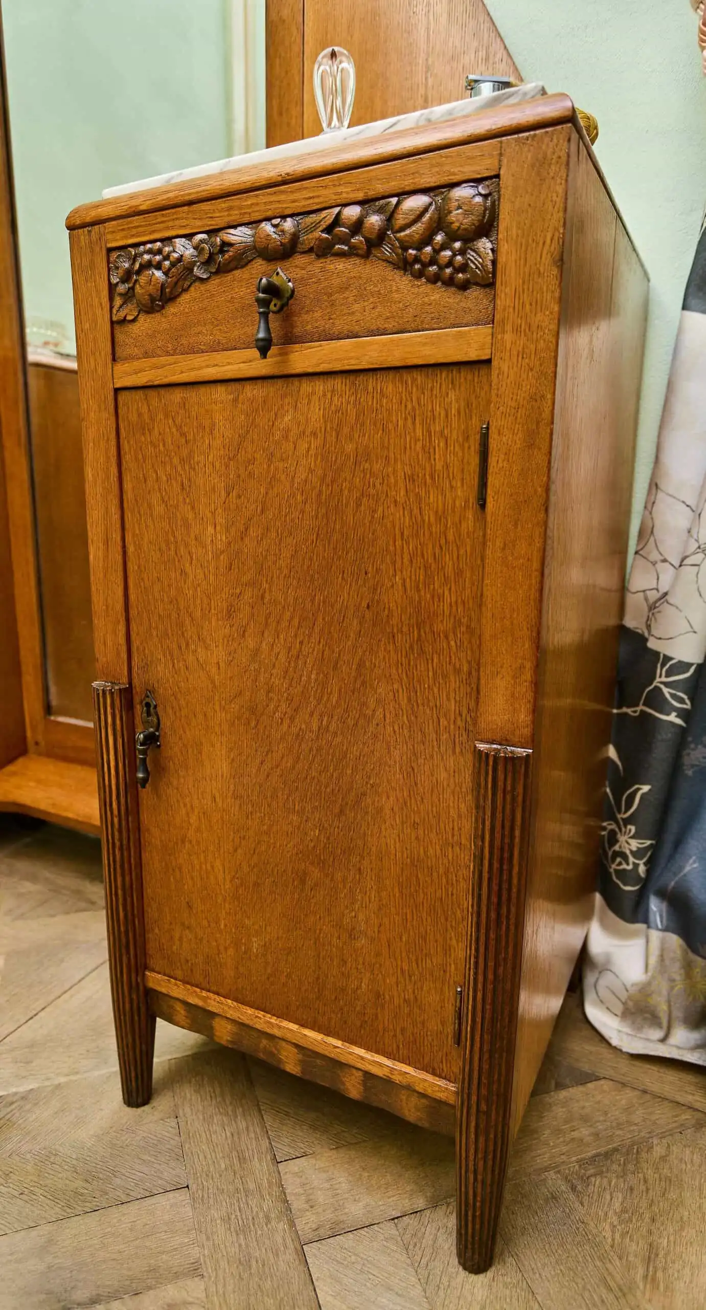 Zrestaurovaná starožitná ložnice Art Deco s velkou postelí