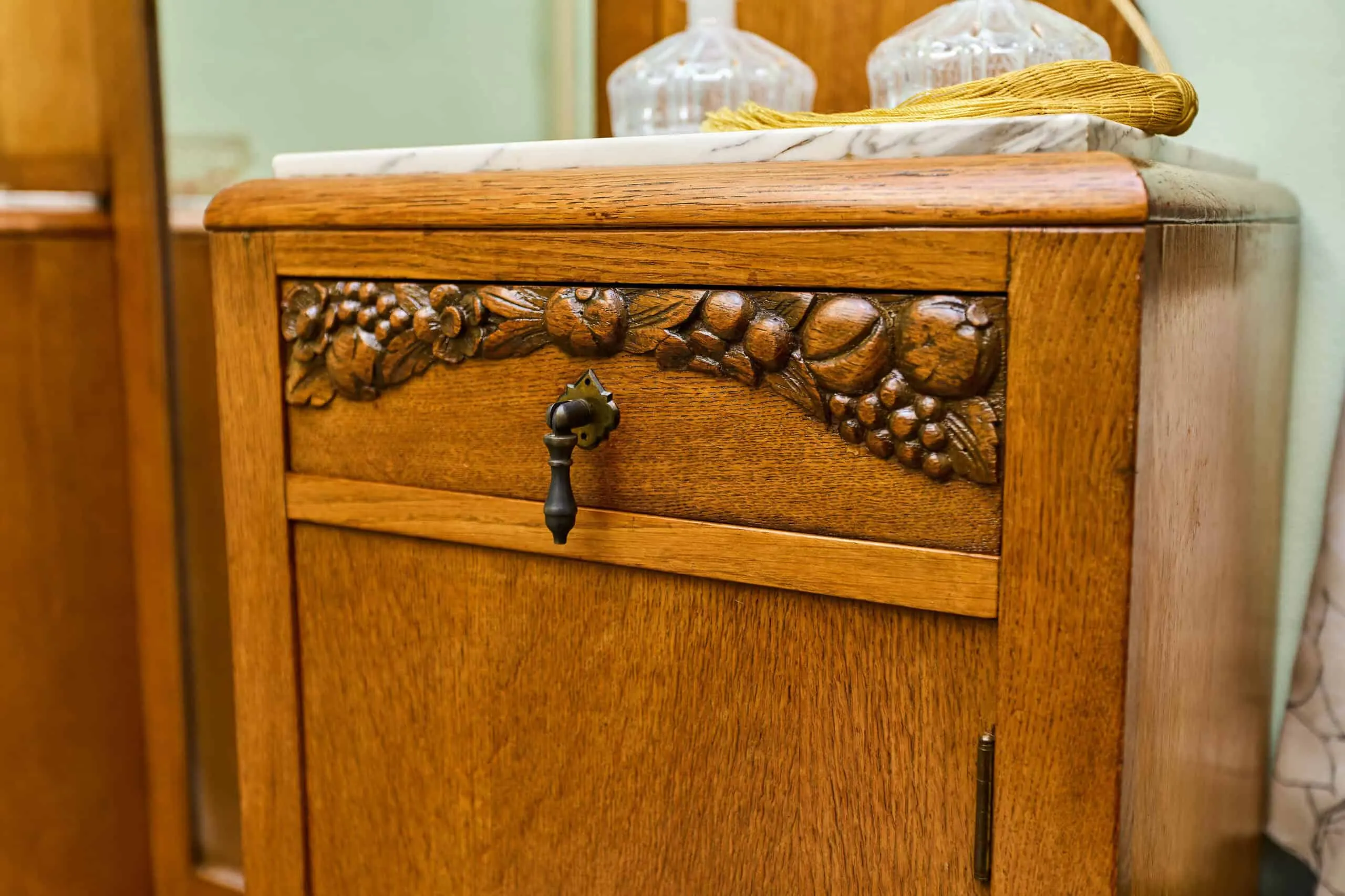 Zrestaurovaná starožitná ložnice Art Deco s velkou postelí