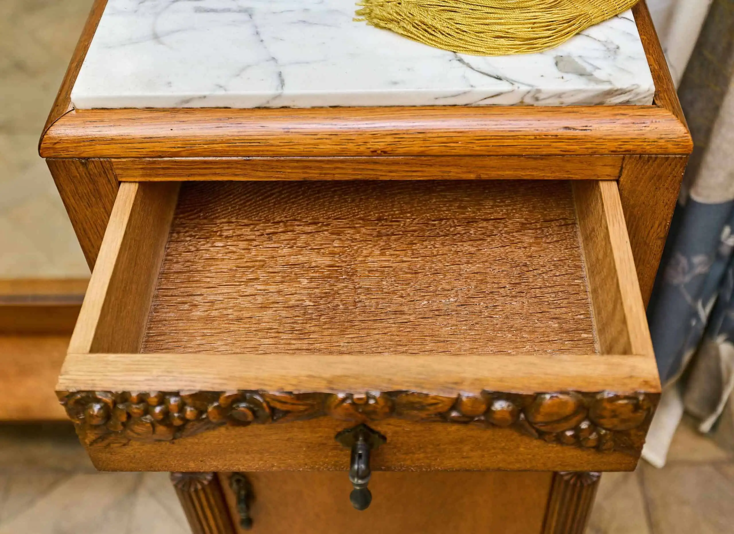 Zrestaurovaná starožitná ložnice Art Deco s velkou postelí