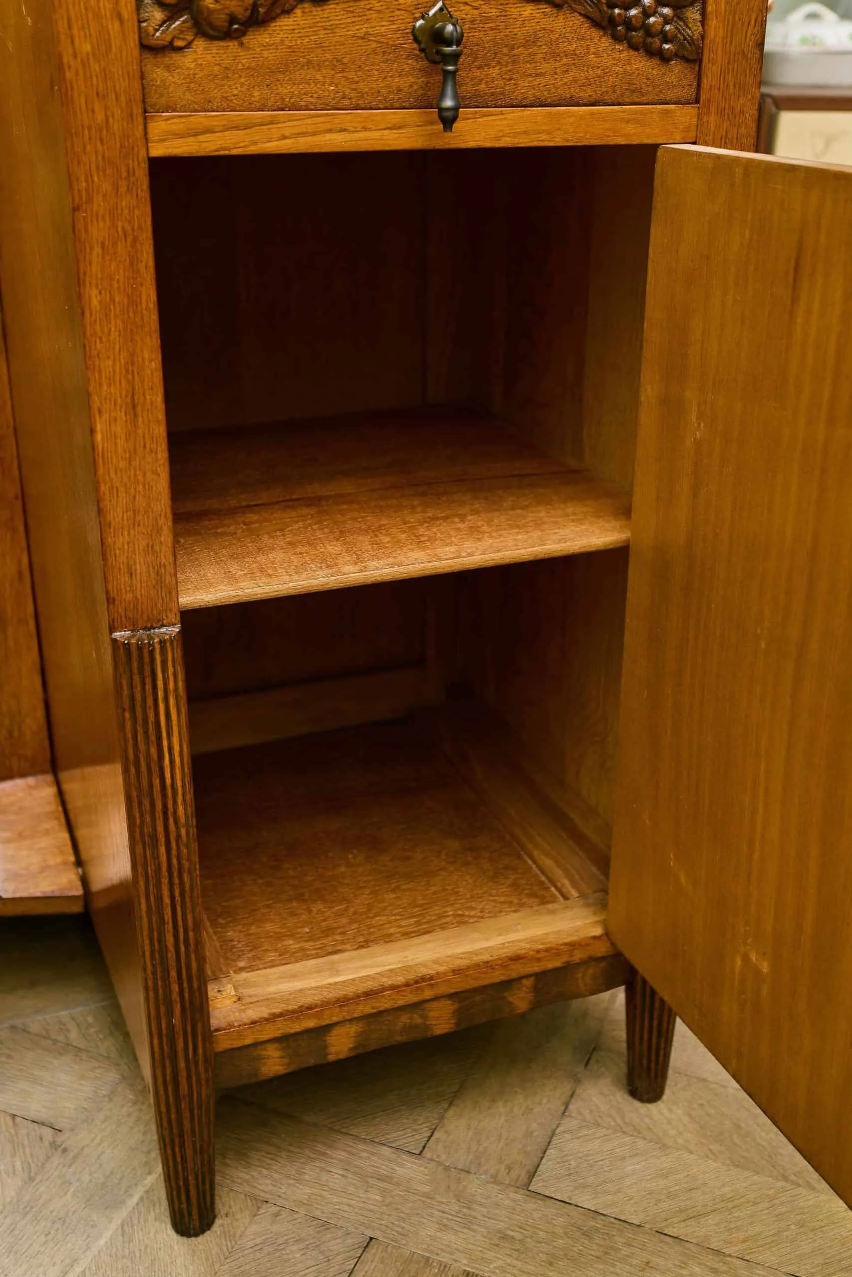 Zrestaurovaná starožitná ložnice Art Deco s velkou postelí