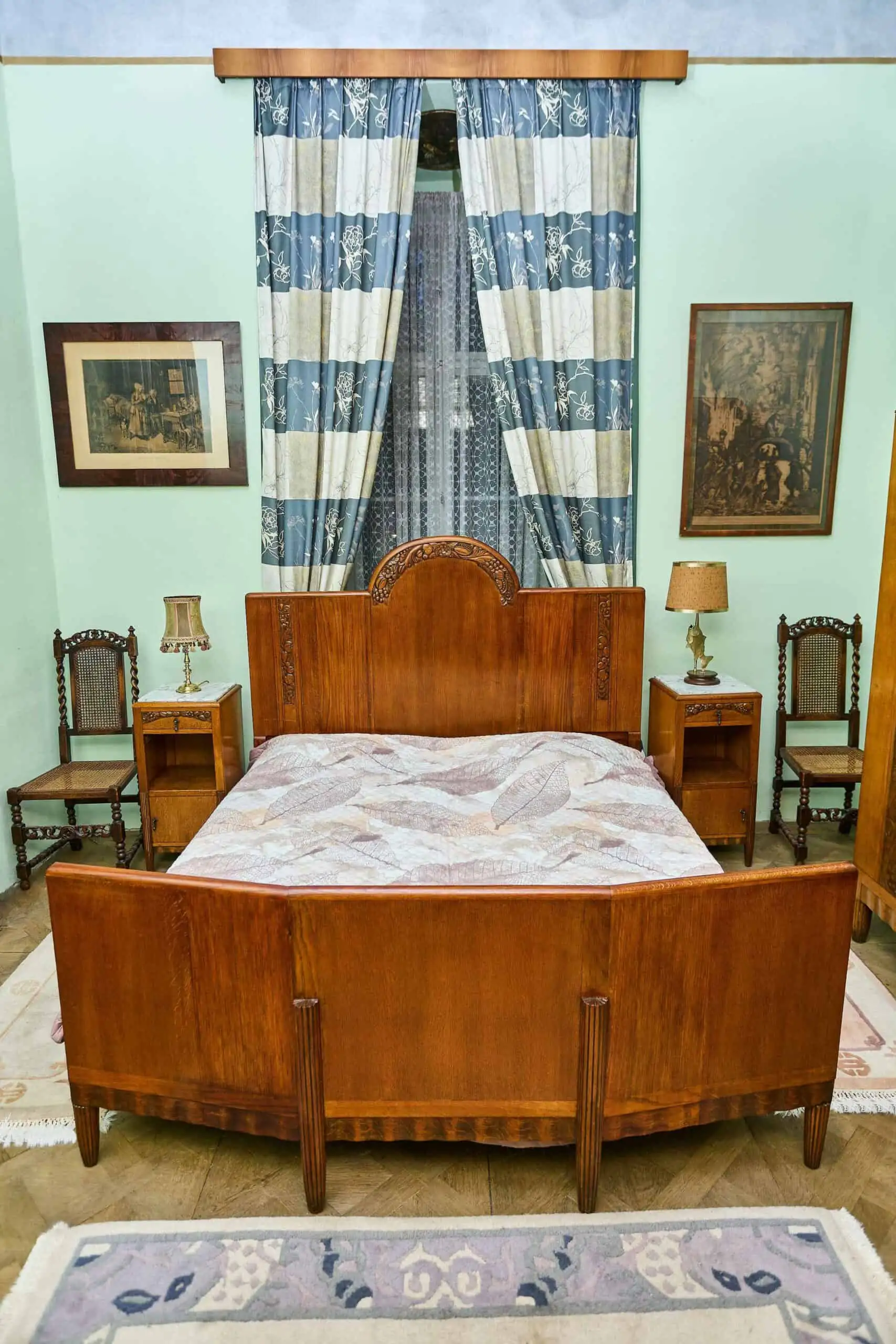 Zrestaurovaná starožitná ložnice Art Deco s velkou postelí