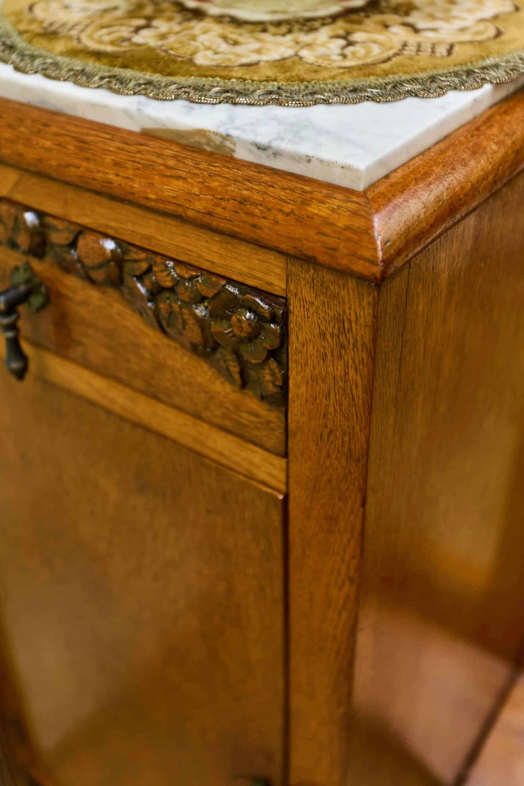 Zrestaurovaná starožitná ložnice Art Deco s velkou postelí