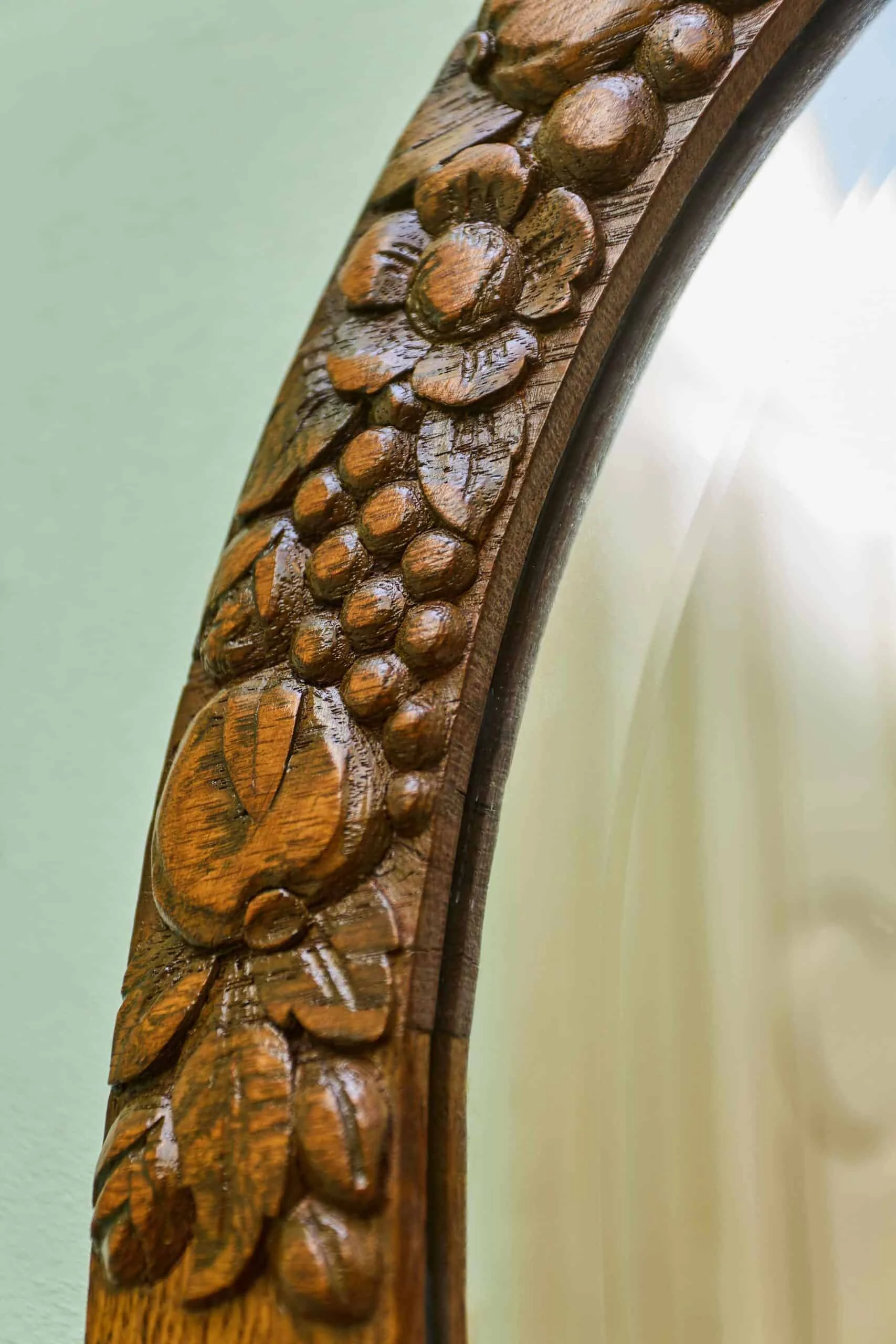 Zrestaurovaná starožitná ložnice Art Deco s velkou postelí