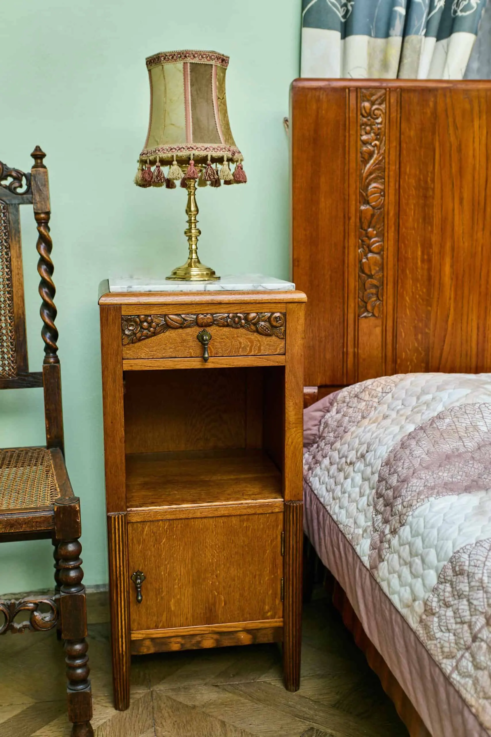 Zrestaurovaná starožitná ložnice Art Deco s velkou postelí