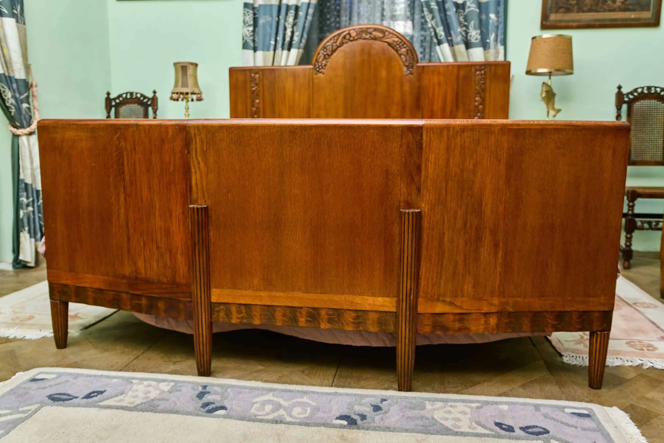 Zrestaurovaná starožitná ložnice Art Deco s velkou postelí