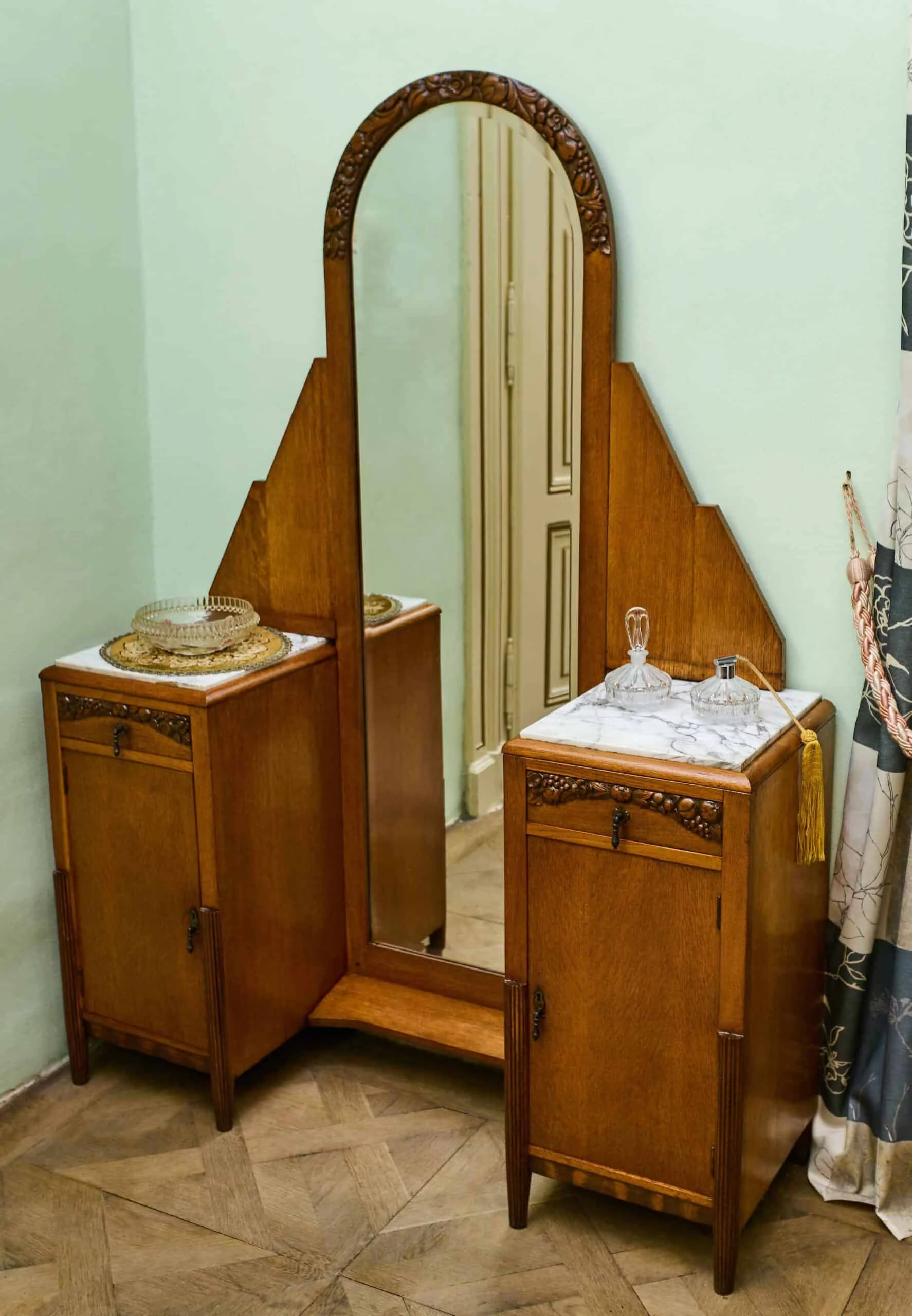 Zrestaurovaná starožitná ložnice Art Deco s velkou postelí