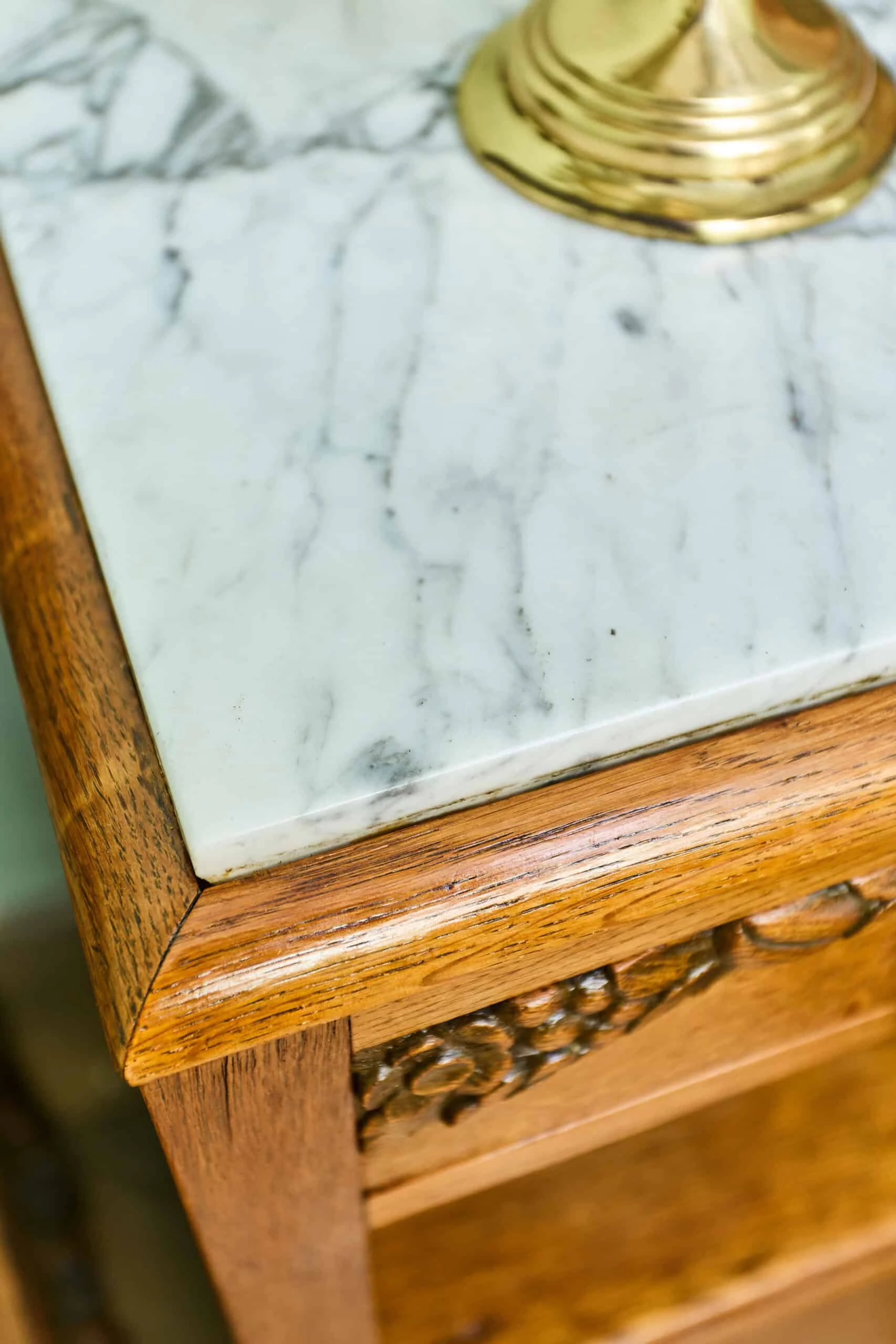 Zrestaurovaná starožitná ložnice Art Deco s velkou postelí