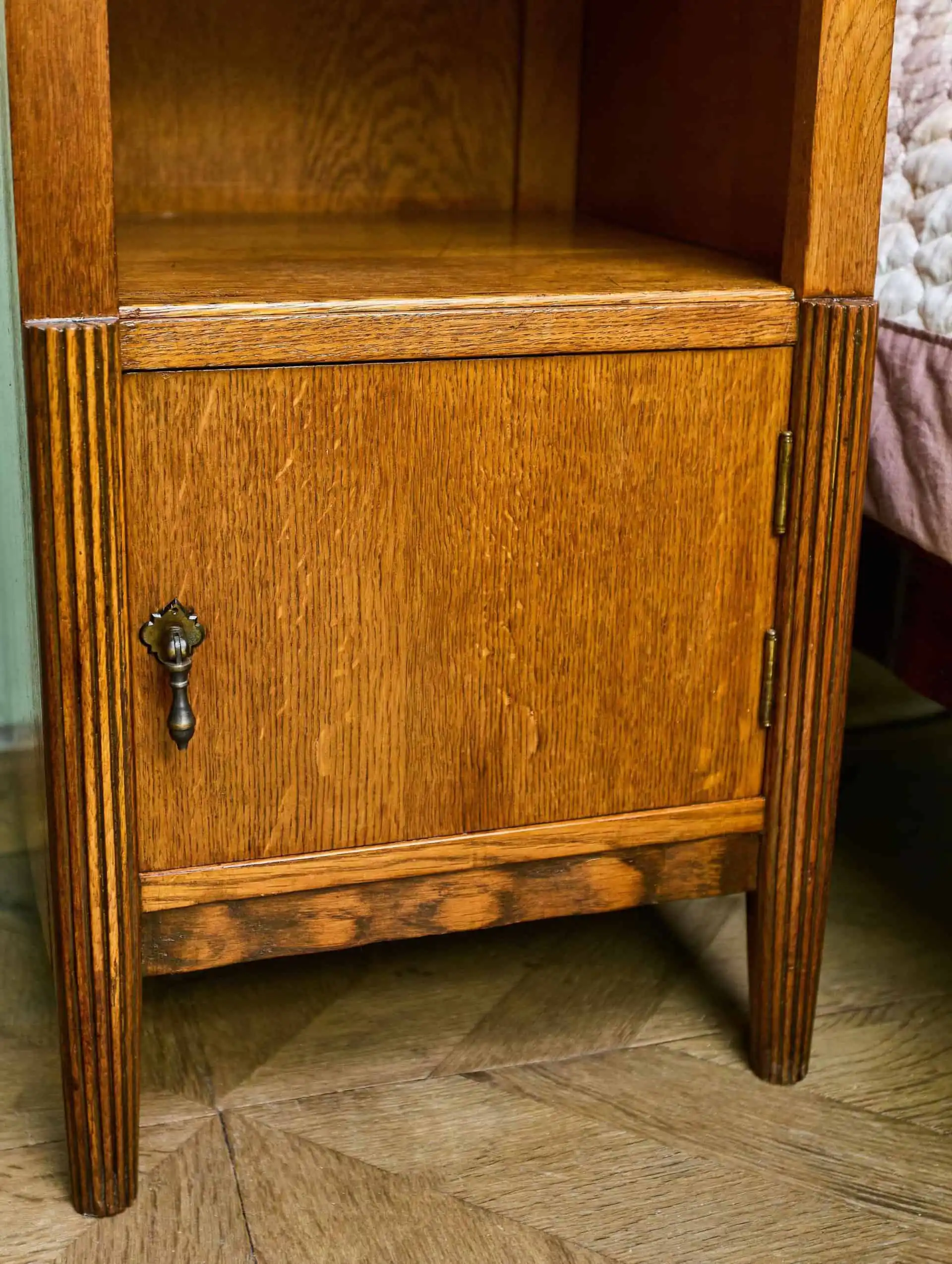 Zrestaurovaná starožitná ložnice Art Deco s velkou postelí