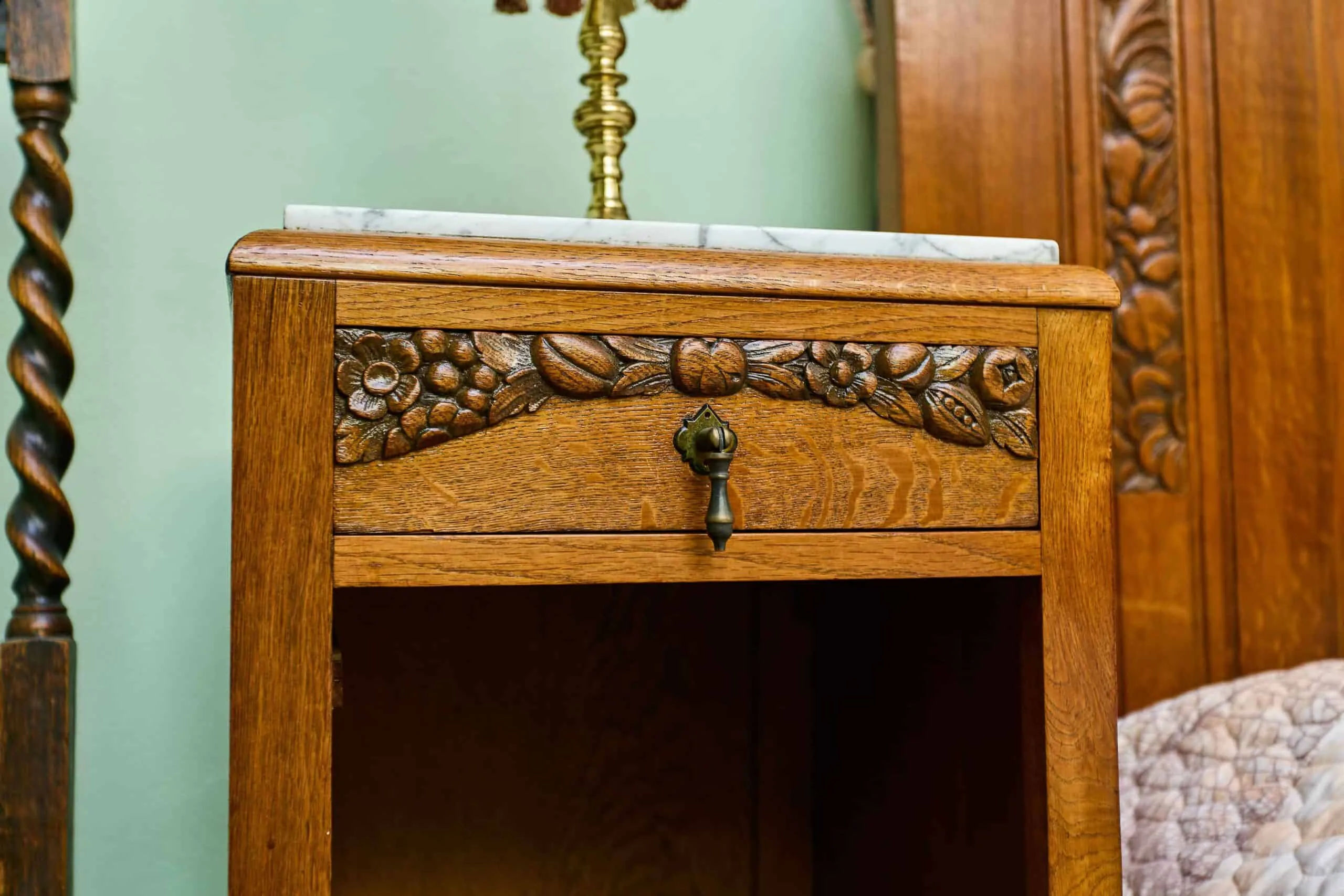 Zrestaurovaná starožitná ložnice Art Deco s velkou postelí