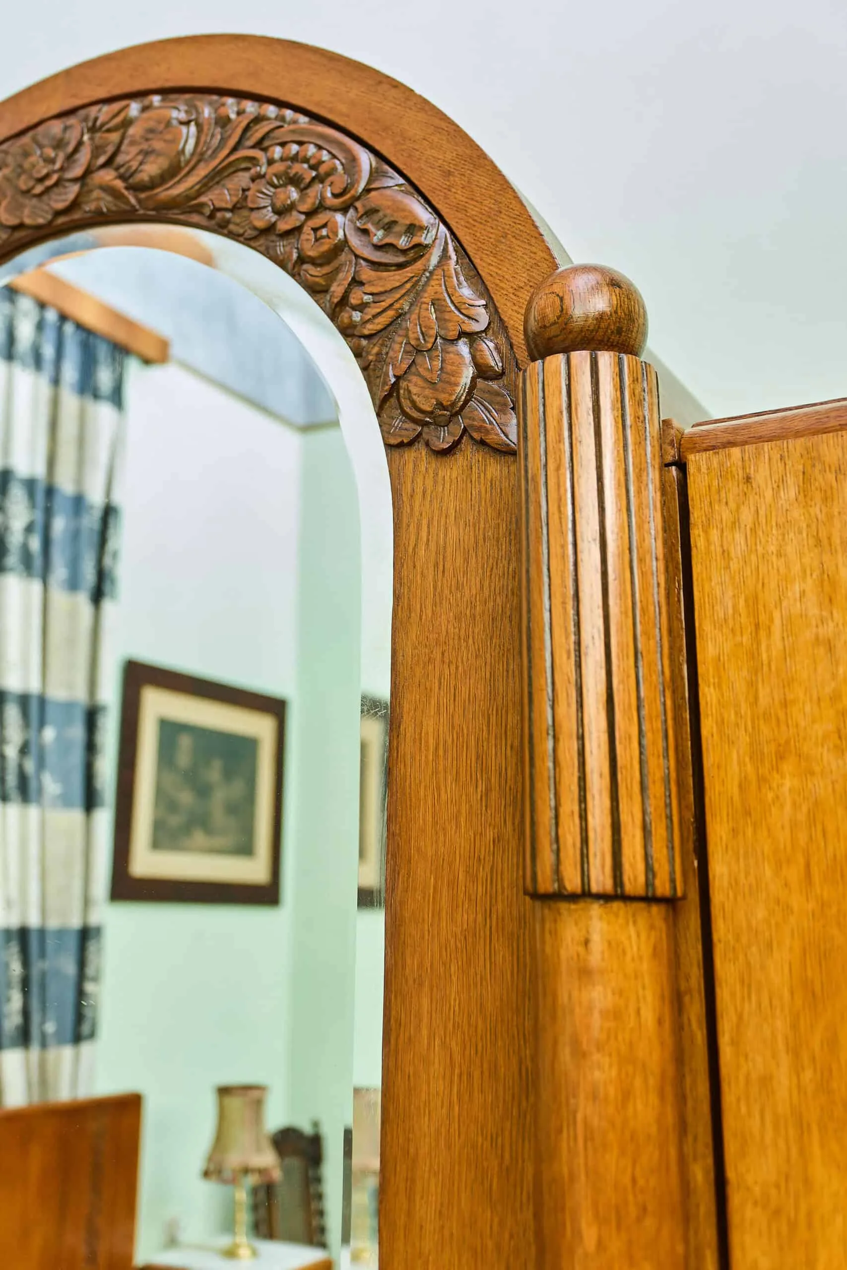 Zrestaurovaná starožitná ložnice Art Deco s velkou postelí