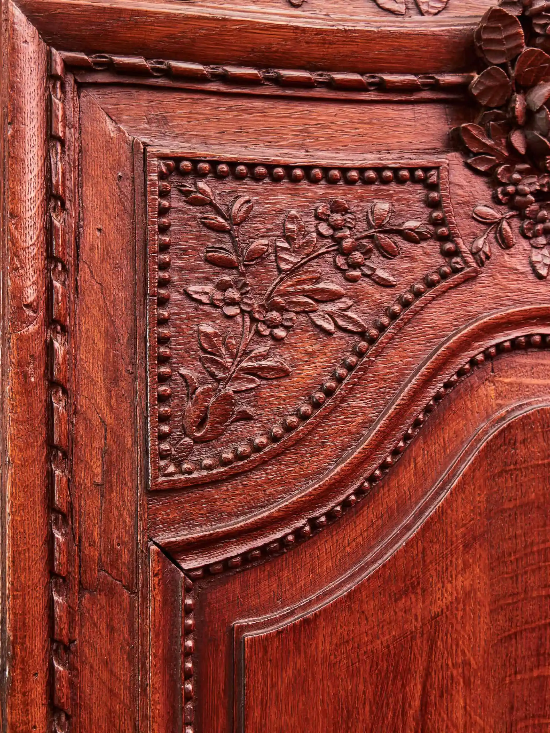 Svatební skříň z 18. století s hudebními motivy