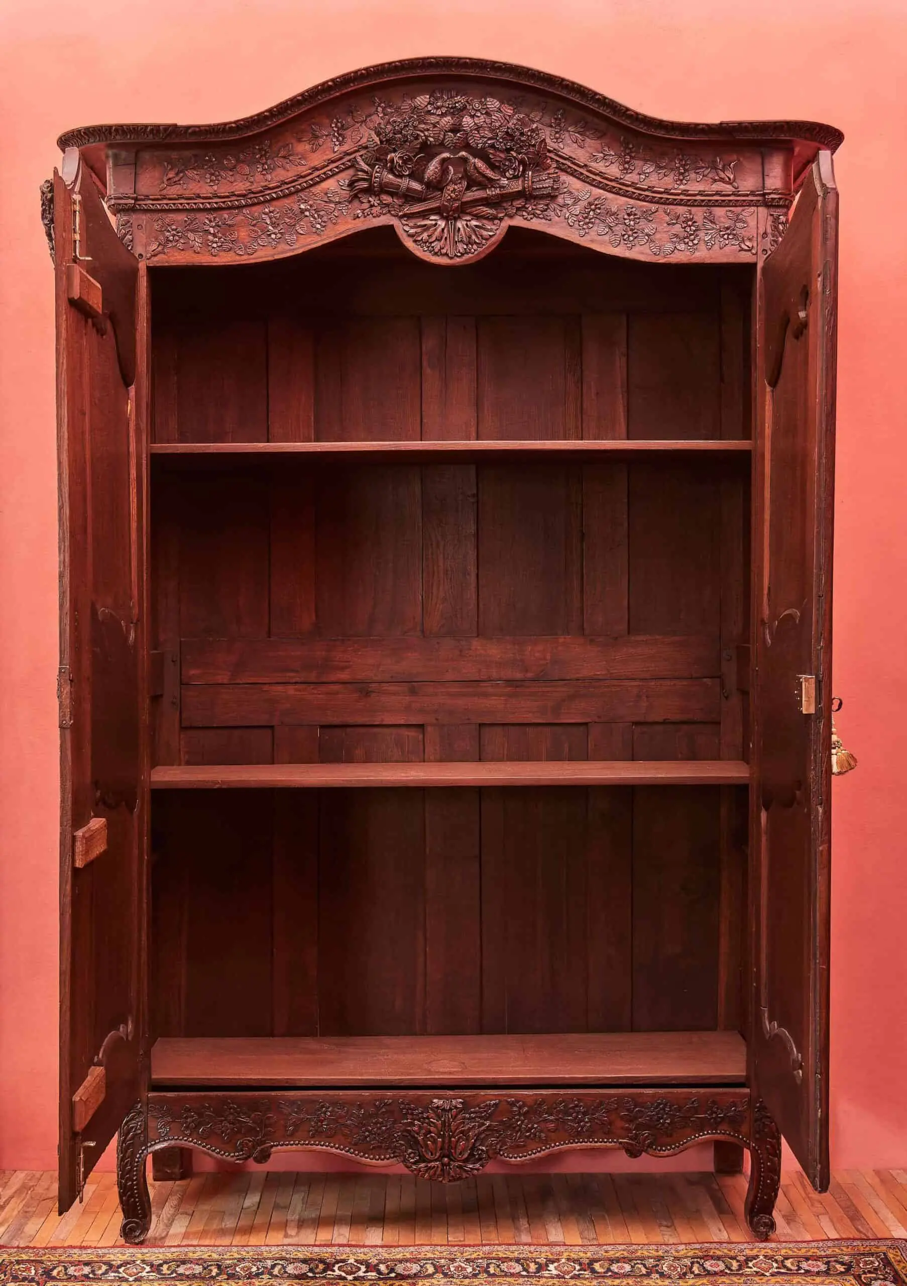 Svatební skříň z 18. století s hudebními motivy