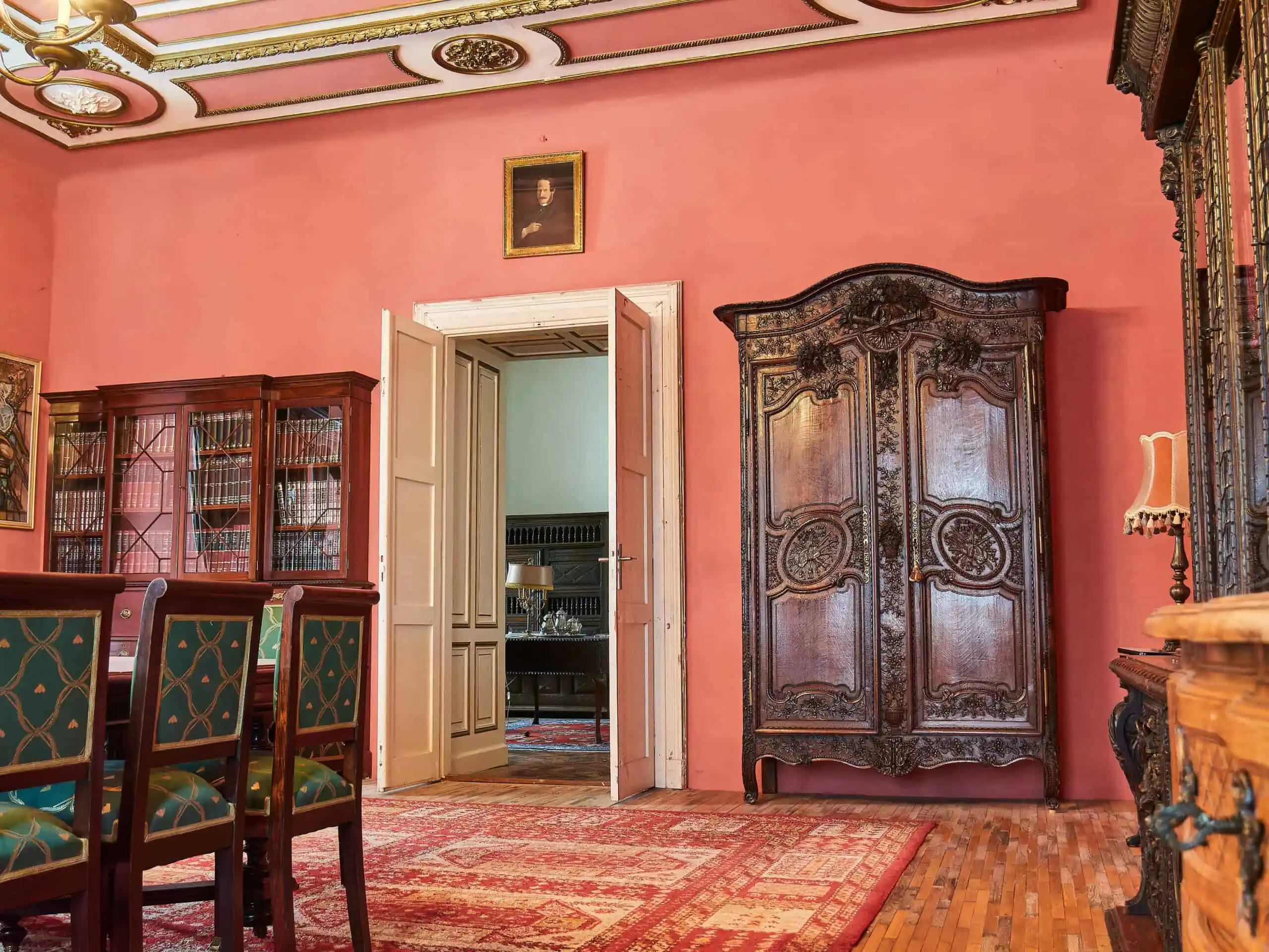 Svatební skříň z 18. století s hudebními motivy