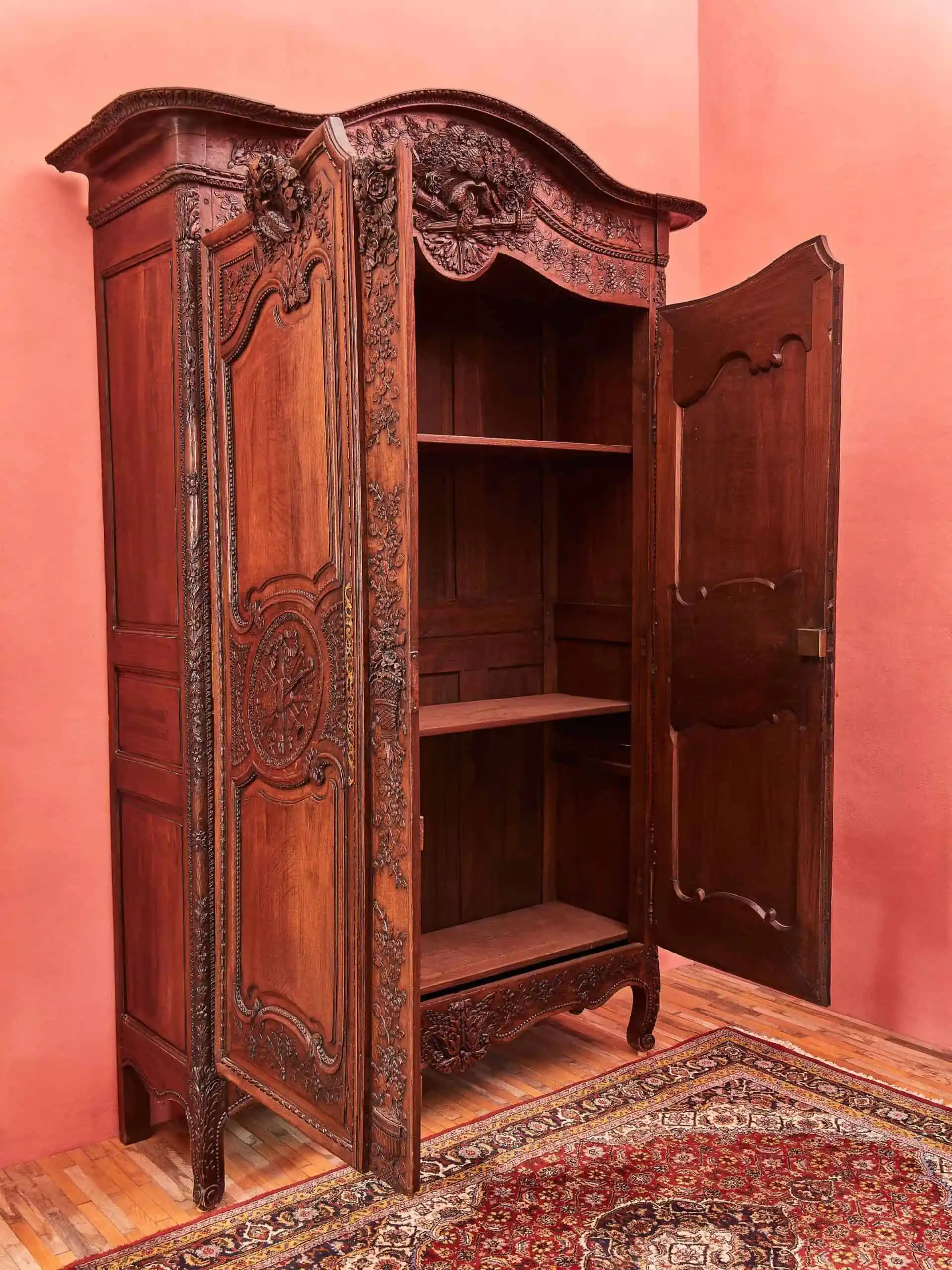 Svatební skříň z 18. století s hudebními motivy